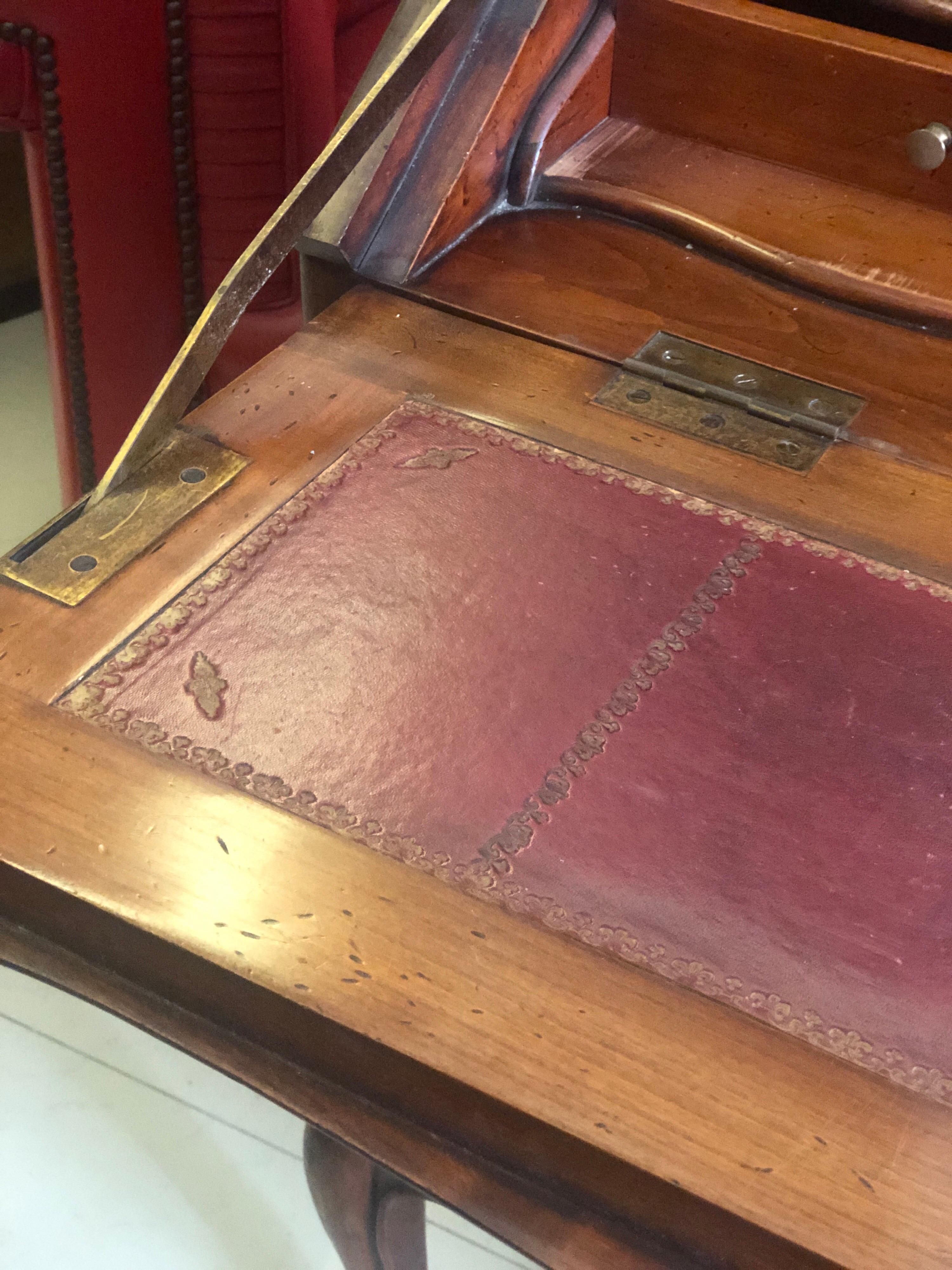 Französischer Mahagoni-Schreibtisch des 19. Jahrhunderts mit klappbarem Frontteil im Angebot 2