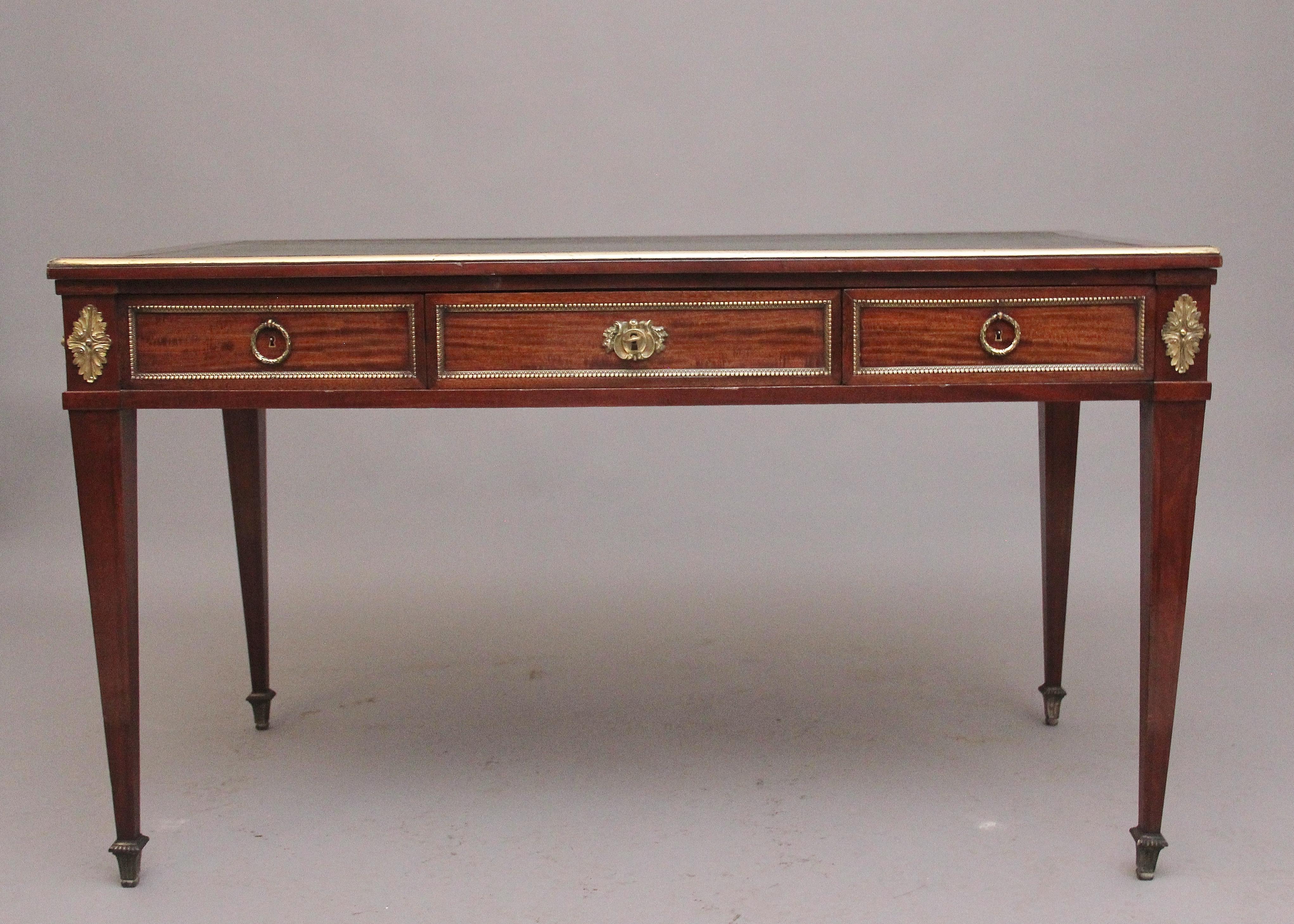 Table à écrire / canapé en acajou français du 19ème siècle, avec une surface d'écriture en cuir vert décorée à l'aveugle et avec des outils dorés, avec un bord mouluré en laiton, trois tiroirs doublés en acajou et trois faux tiroirs au verso, avec