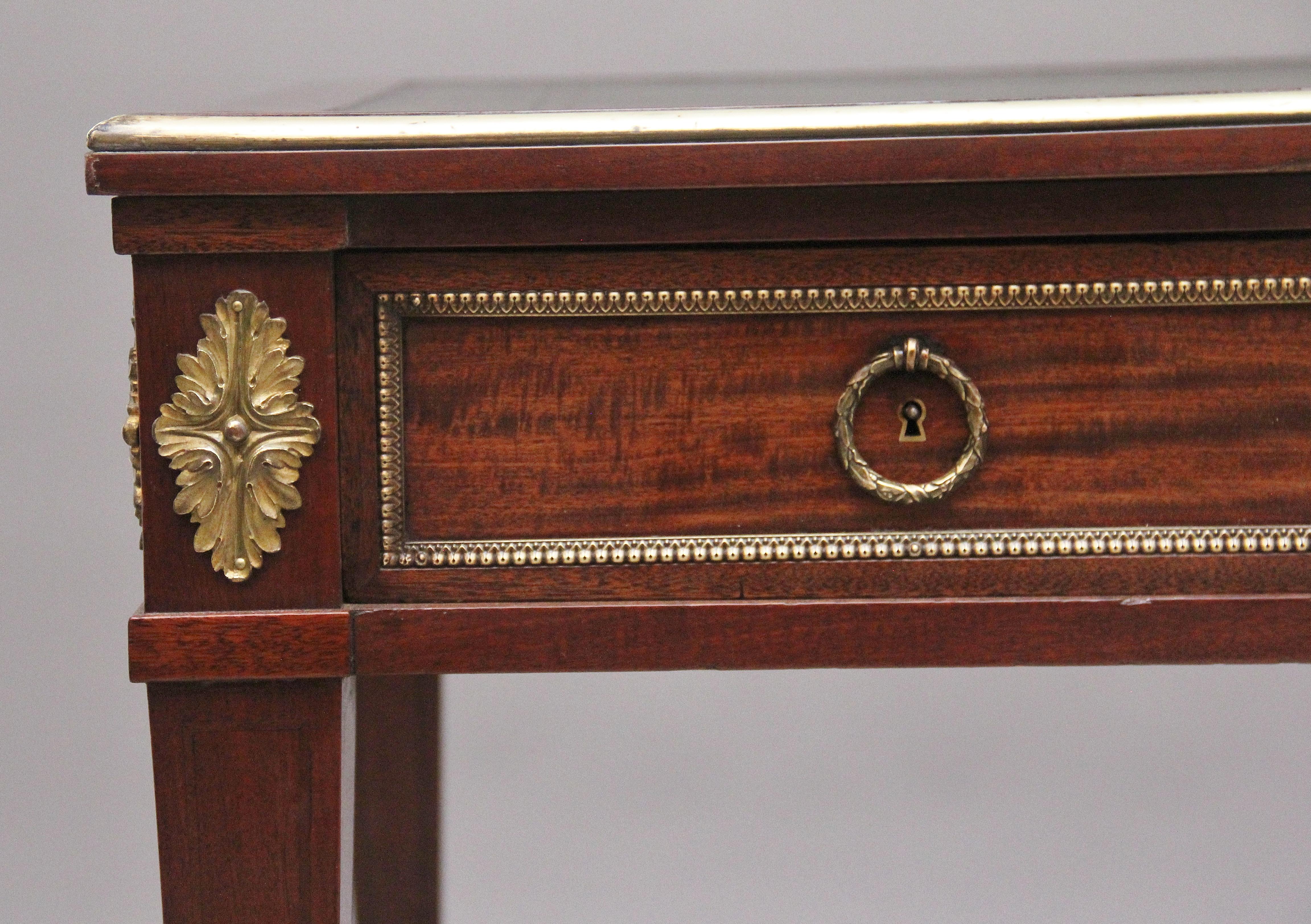 Table à écrire en acajou français du 19e siècle Bon état - En vente à Martlesham, GB