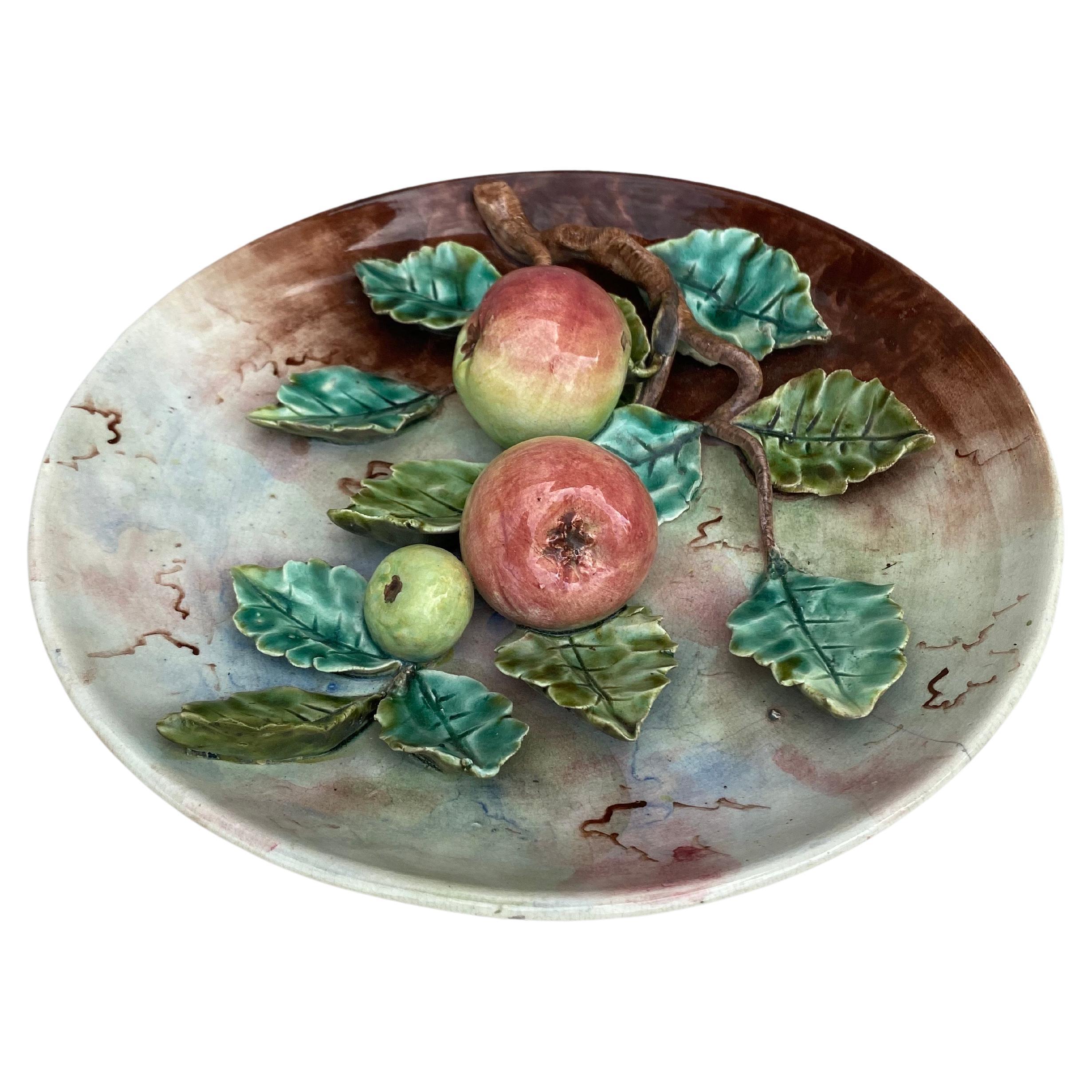 19th Century French Majolica apples fives Lille.
Measure: 10.5 inches diameter.