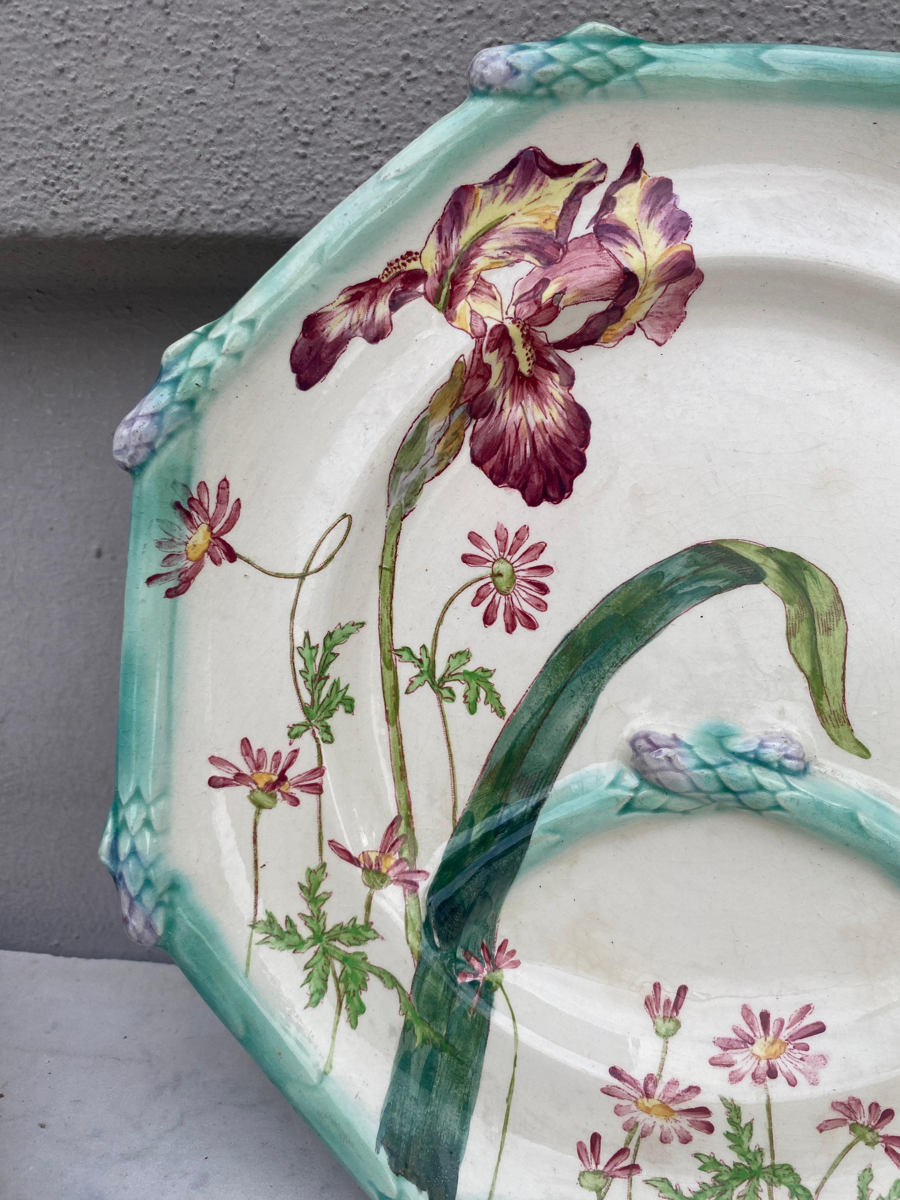 Rare assiette octogonale en majolique française du 19e siècle signée Iris Longchamps.
Iris, libellules et marguerites.