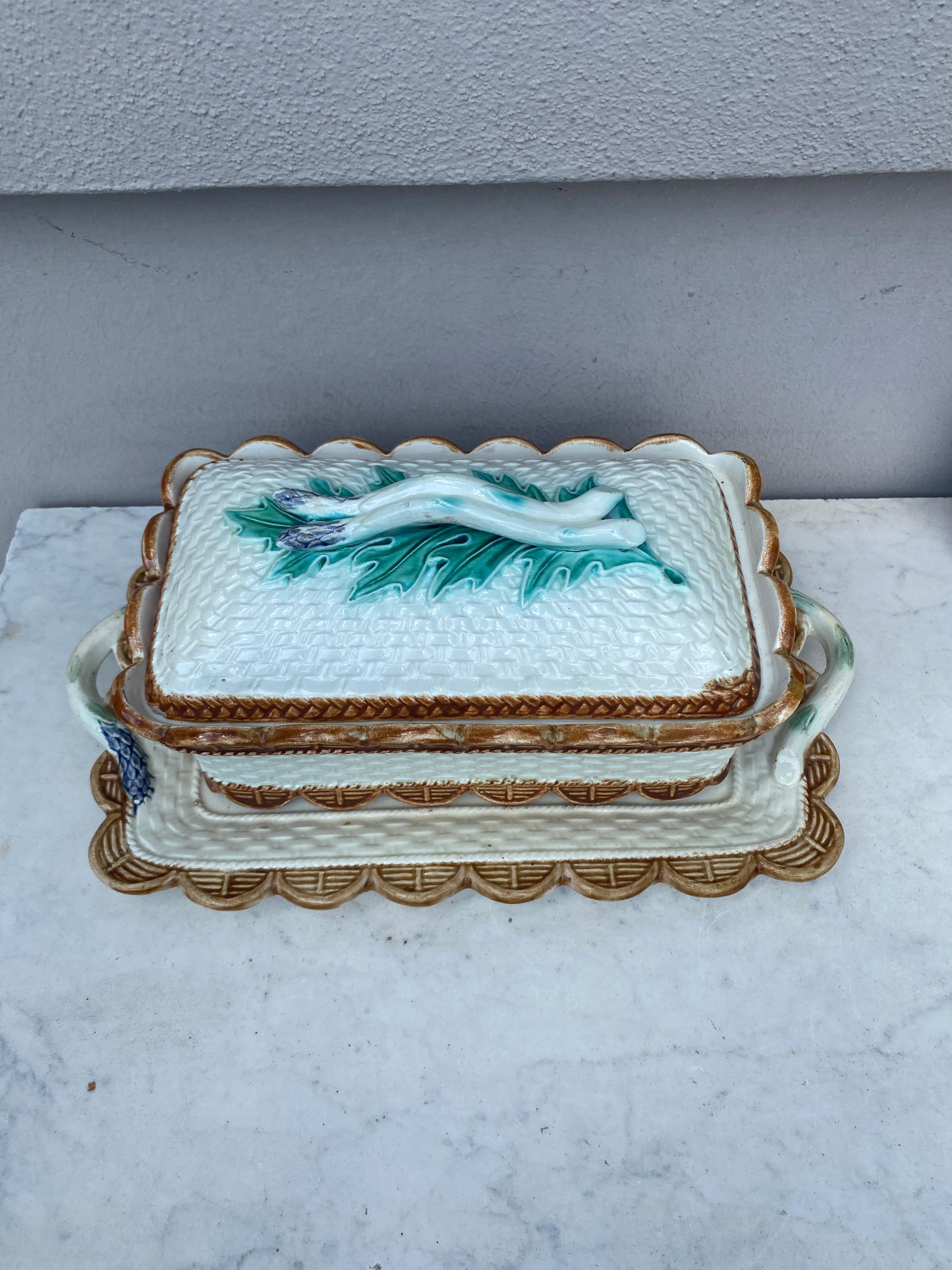 Rare soupière à asperges en majolique française vers 1890.
Plat et soupière.