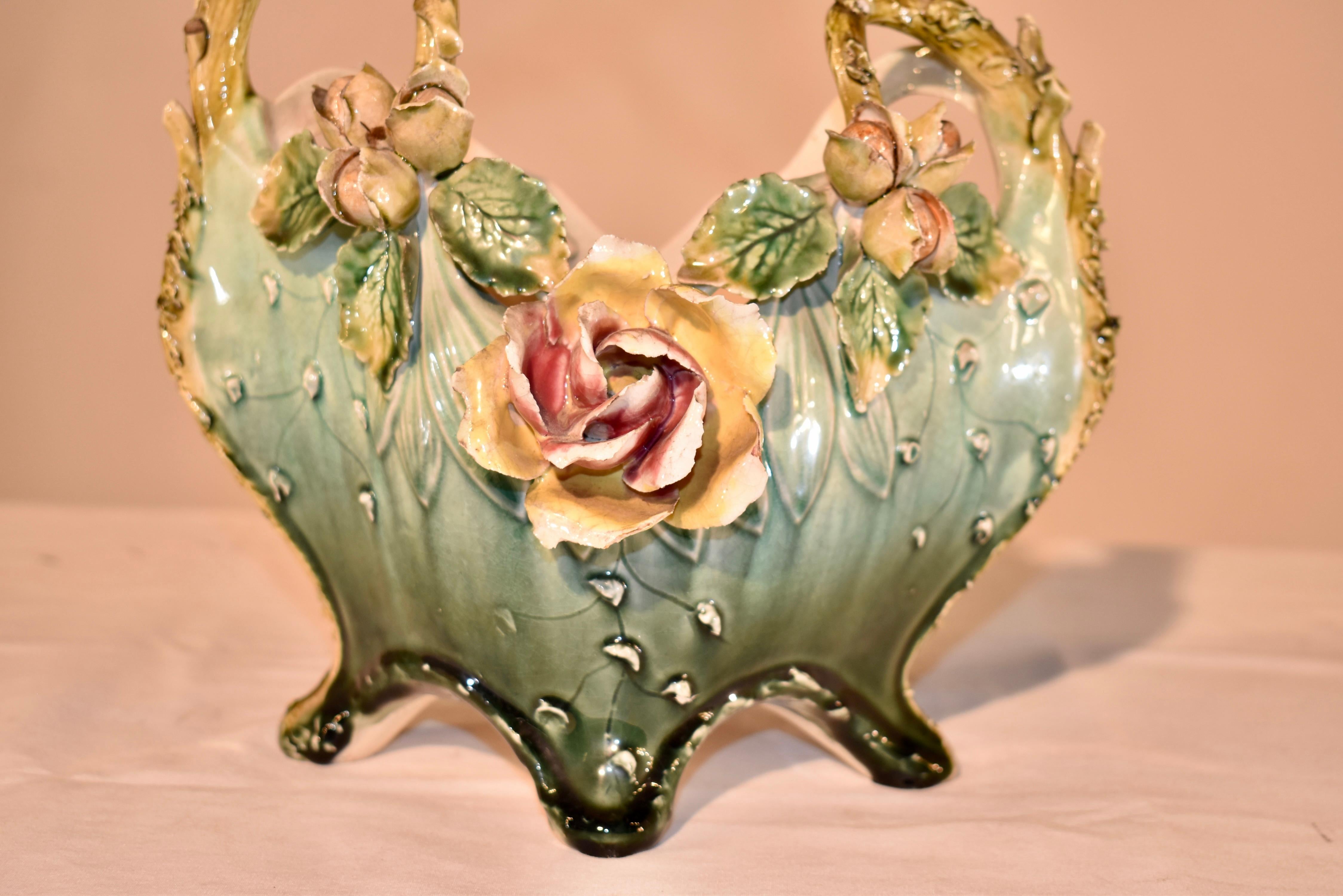 Französischer Majolika-Korb aus dem 19. Jahrhundert (Keramik) im Angebot