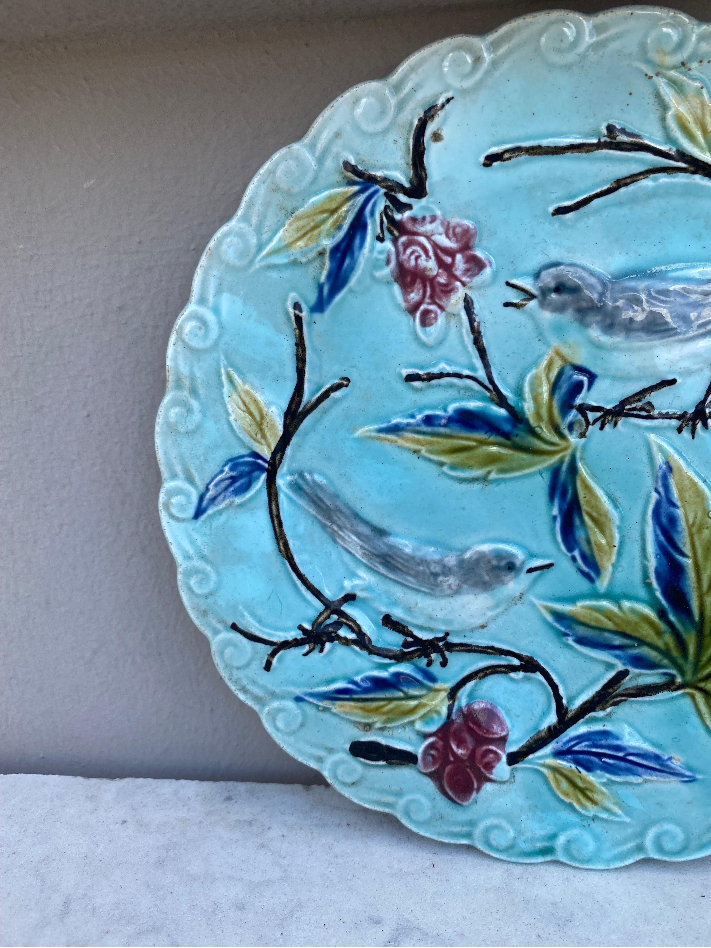 19th Century, French, Majolica Birds Plate Onnaing In Good Condition For Sale In Austin, TX
