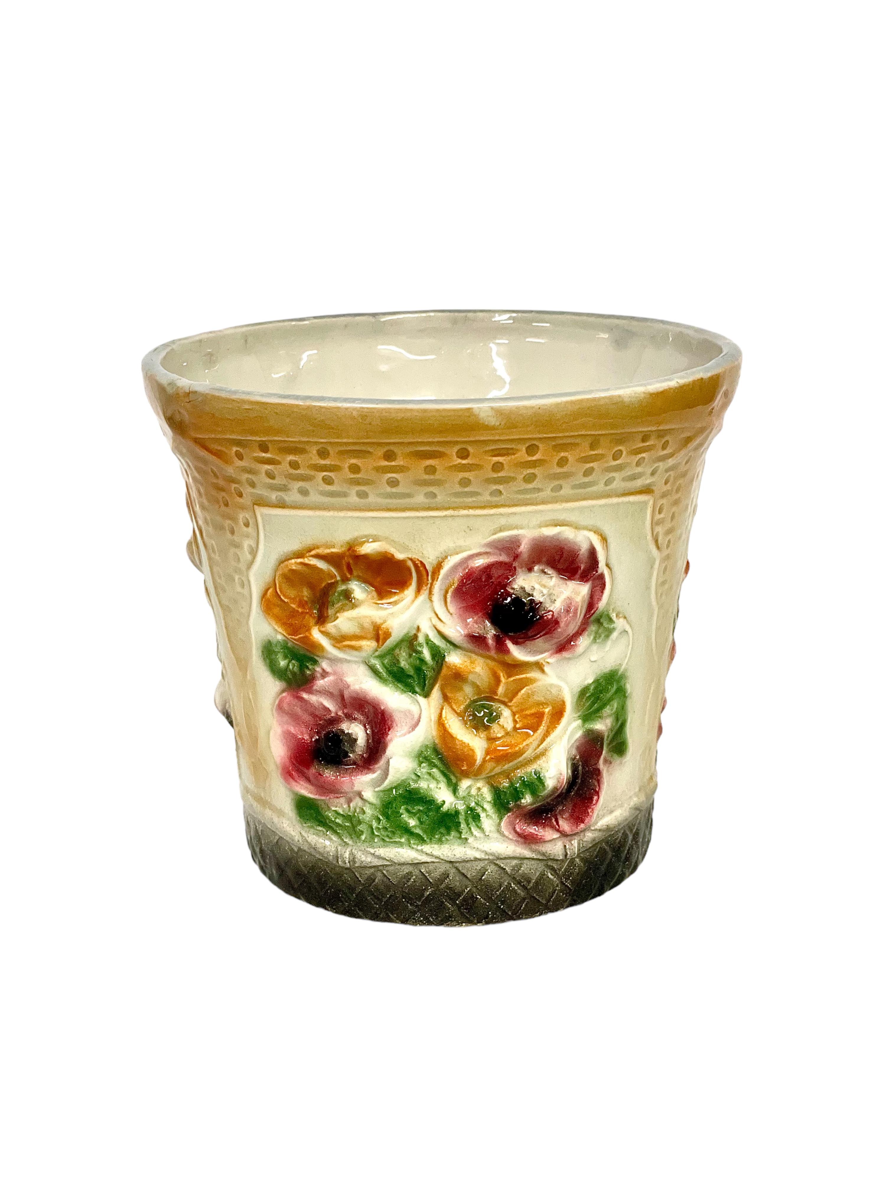 19th Century French Majolica Cache Pot with Poppies Decor In Good Condition For Sale In LA CIOTAT, FR