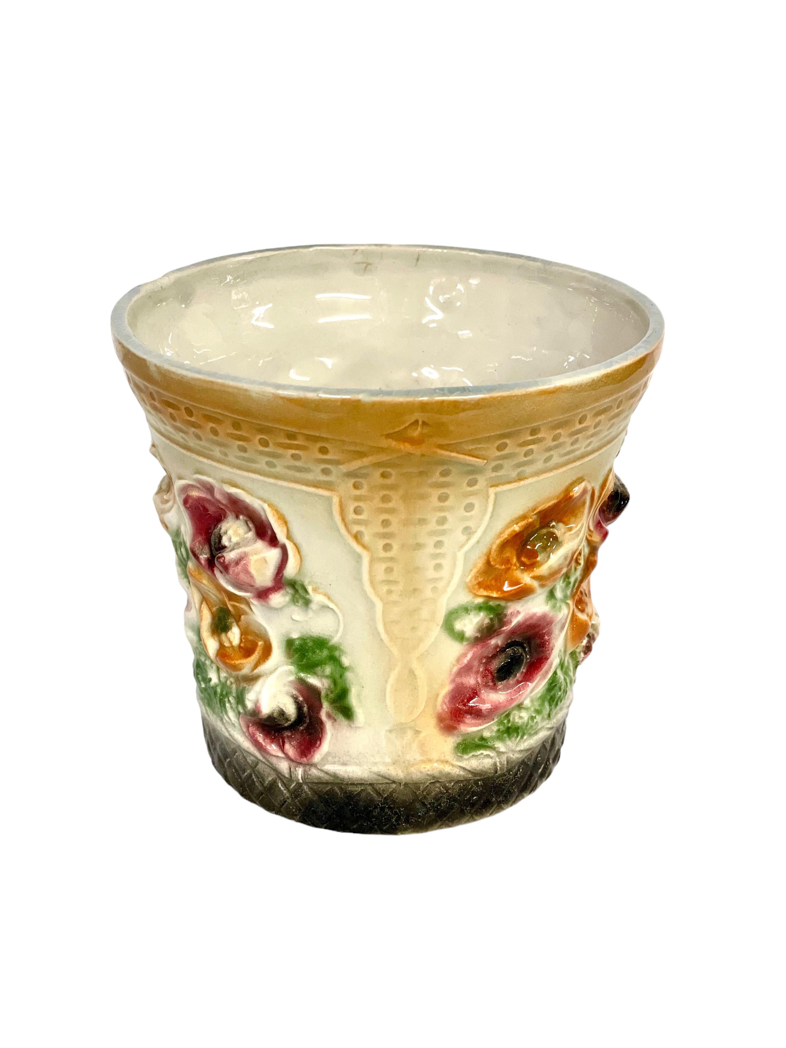 Majolique Cache pot français du 19ème siècle en majolique avec décor de coquelicots en vente