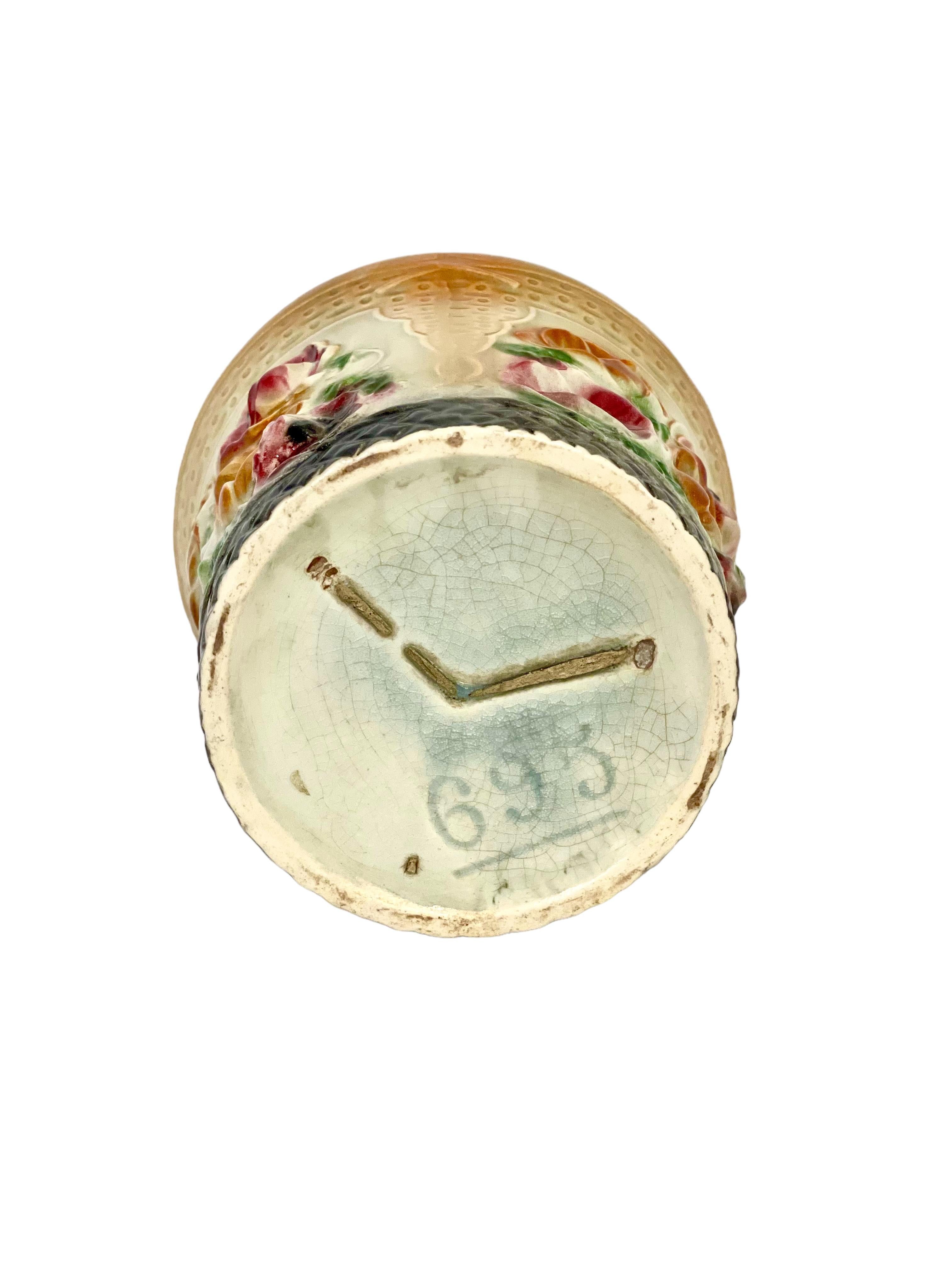 Cache pot français du 19ème siècle en majolique avec décor de coquelicots en vente 1
