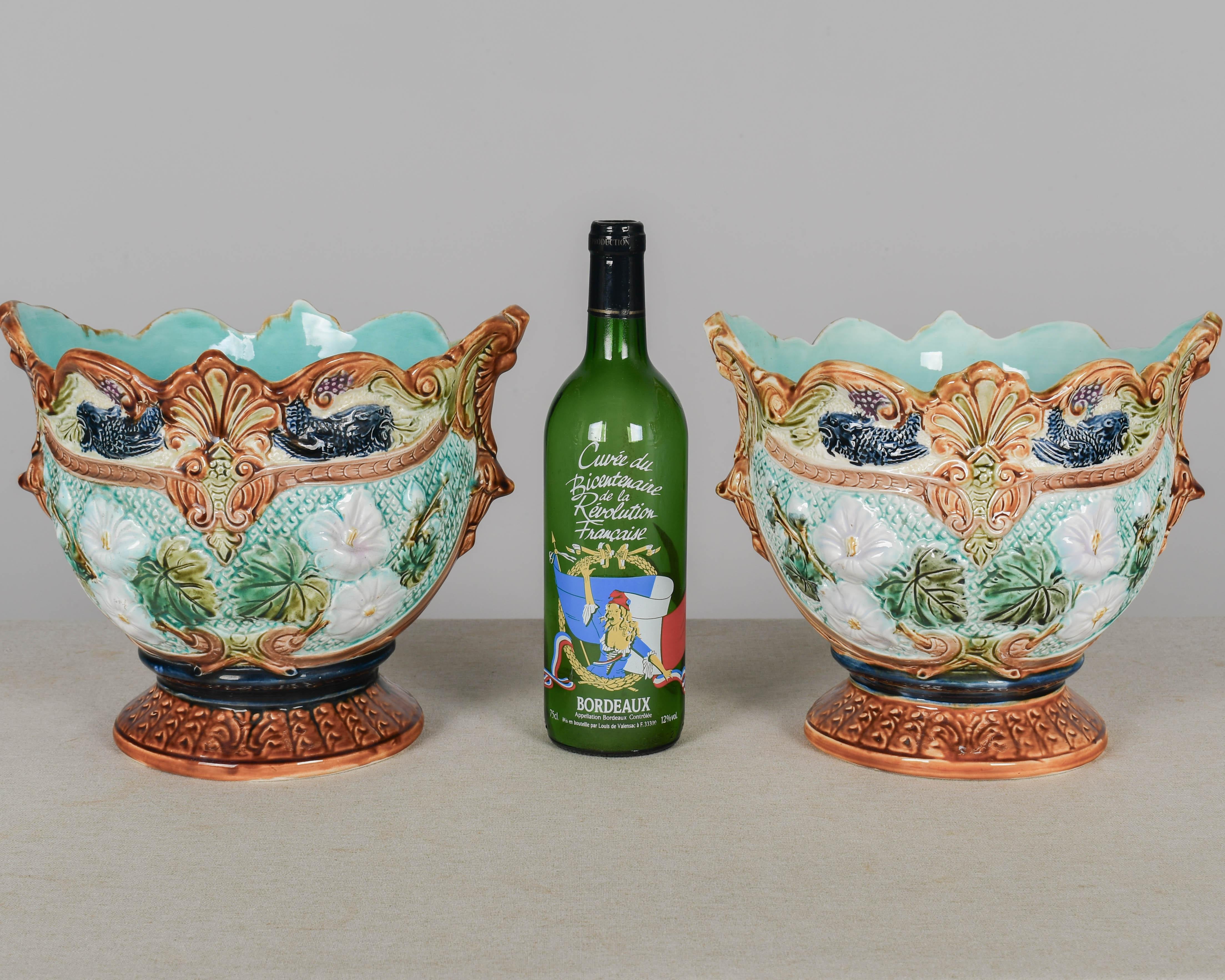 Beaux-Arts Vasi in maiolica francese del XIX secolo, una coppia in vendita