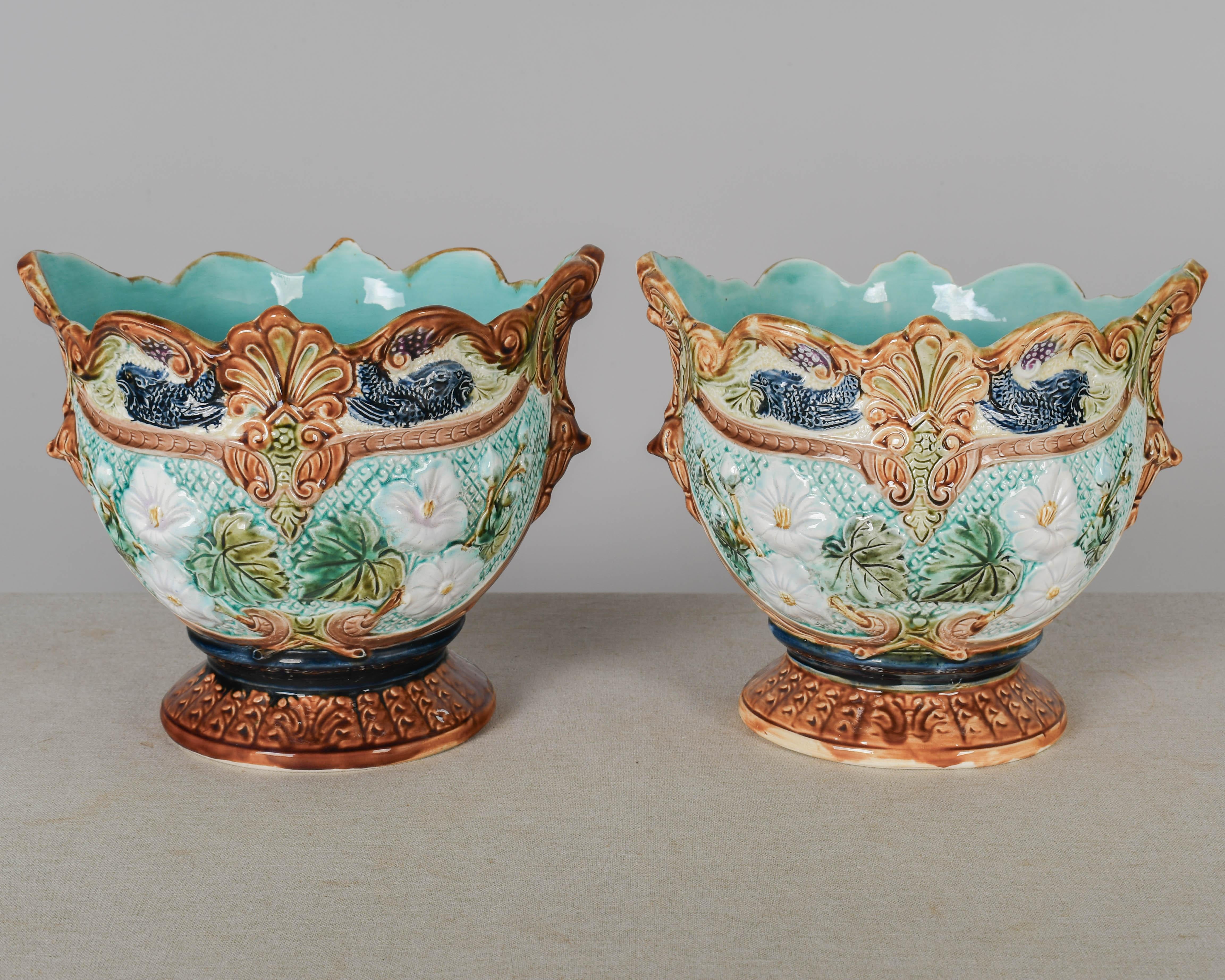 Francese Vasi in maiolica francese del XIX secolo, una coppia in vendita