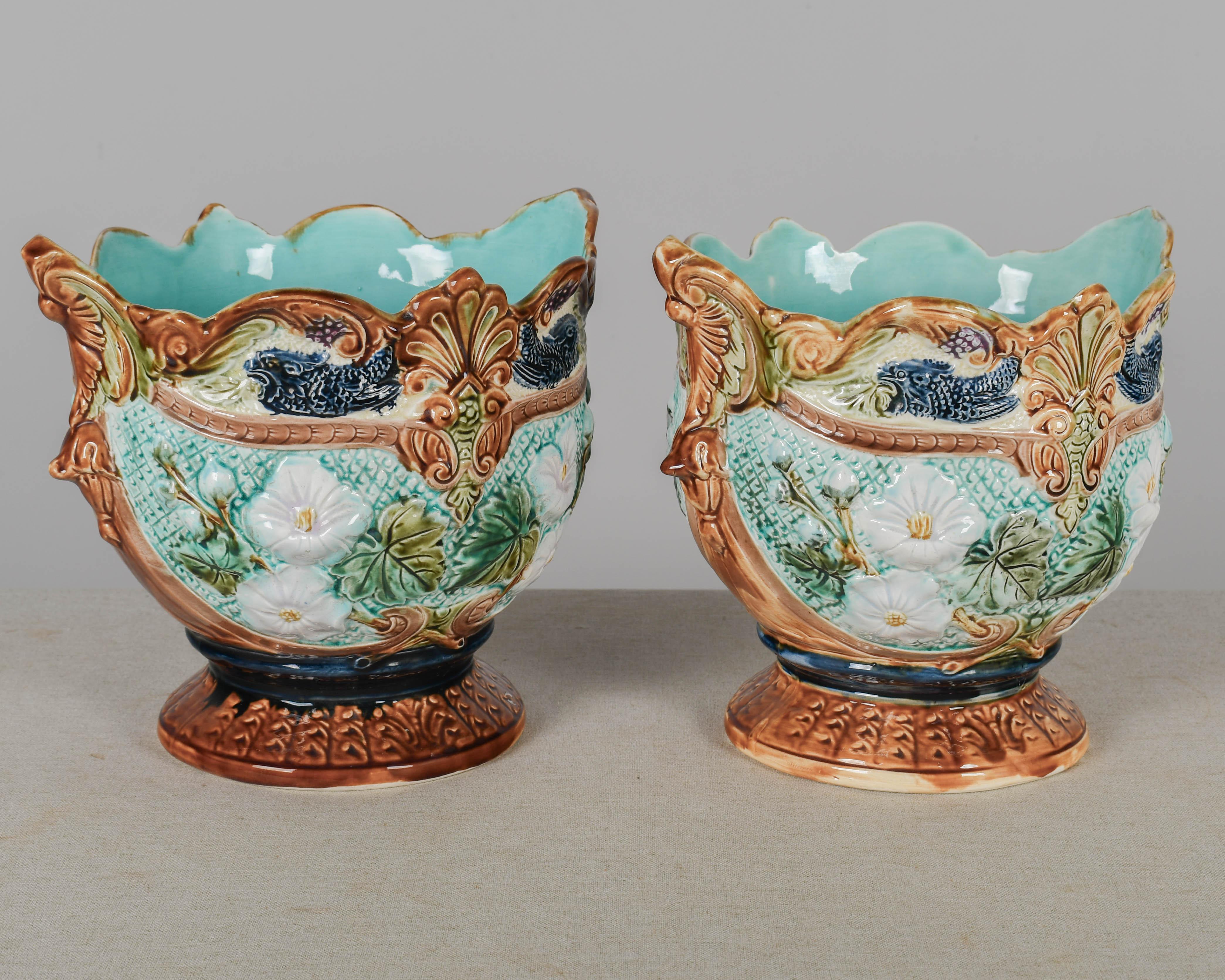Smaltato Vasi in maiolica francese del XIX secolo, una coppia in vendita