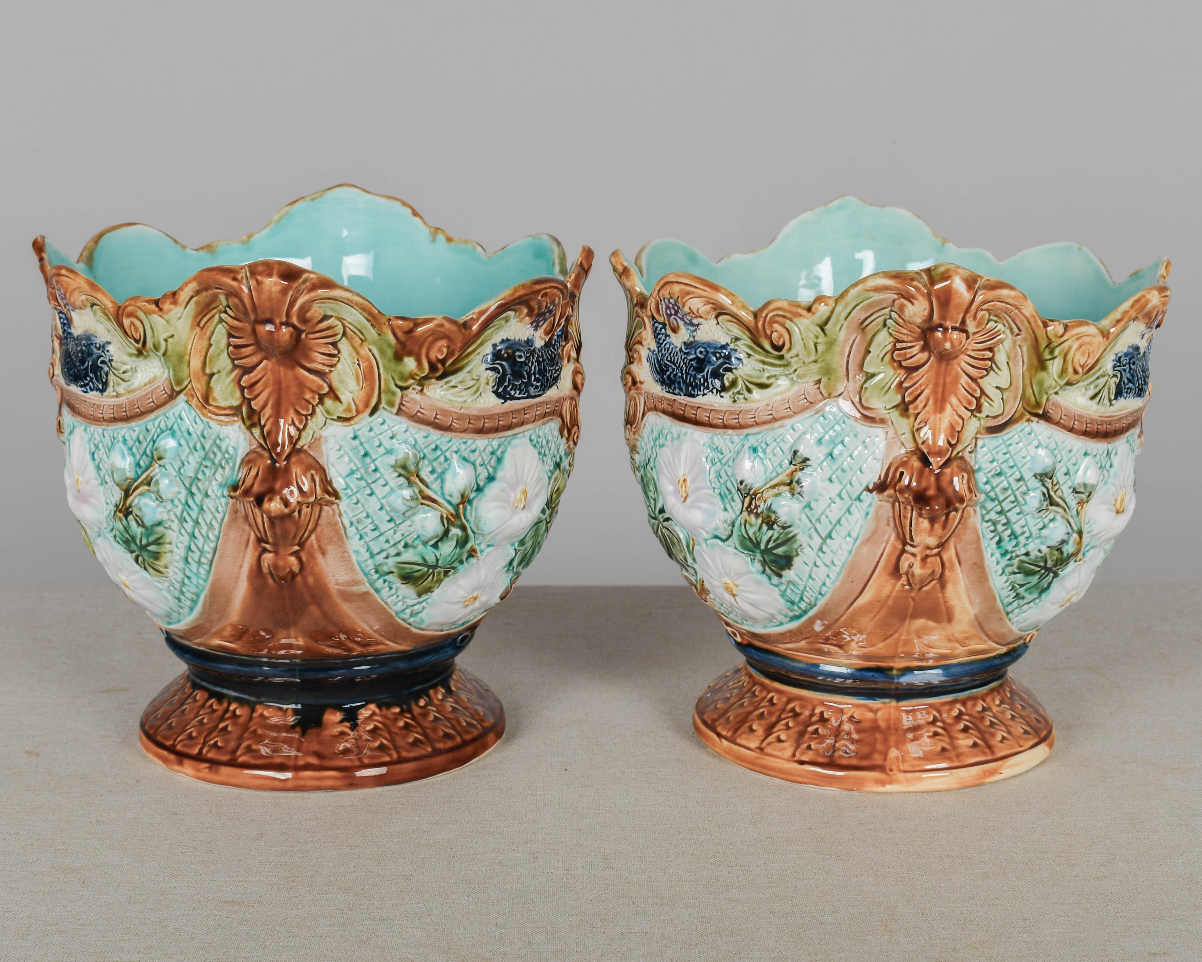 Vasi in maiolica francese del XIX secolo, una coppia In condizioni buone in vendita a Winter Park, FL