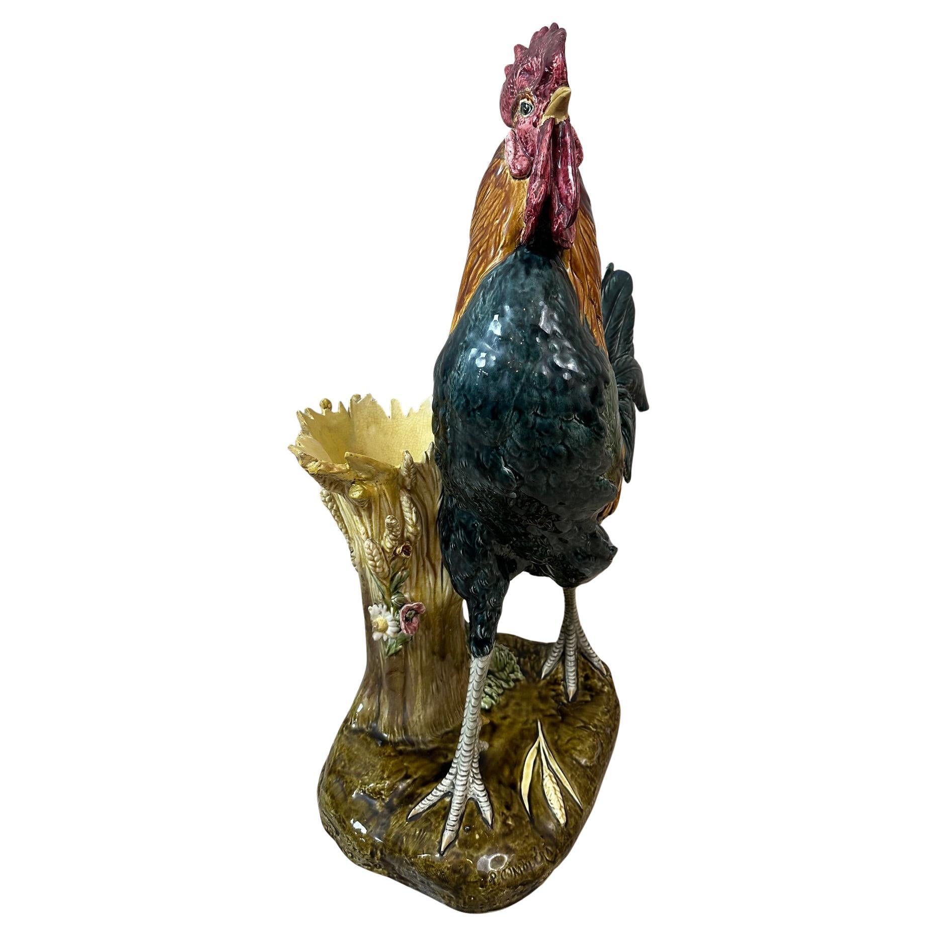 Magnifico gallo in terracotta e relativo vaso, realizzati in Francia negli anni '80 del XIX secolo. Questa composizione in maiolica è sia un vaso di fiori che una scultura di gallo.
Questo superbo pezzo di terracotta, splendidamente dettagliato, è