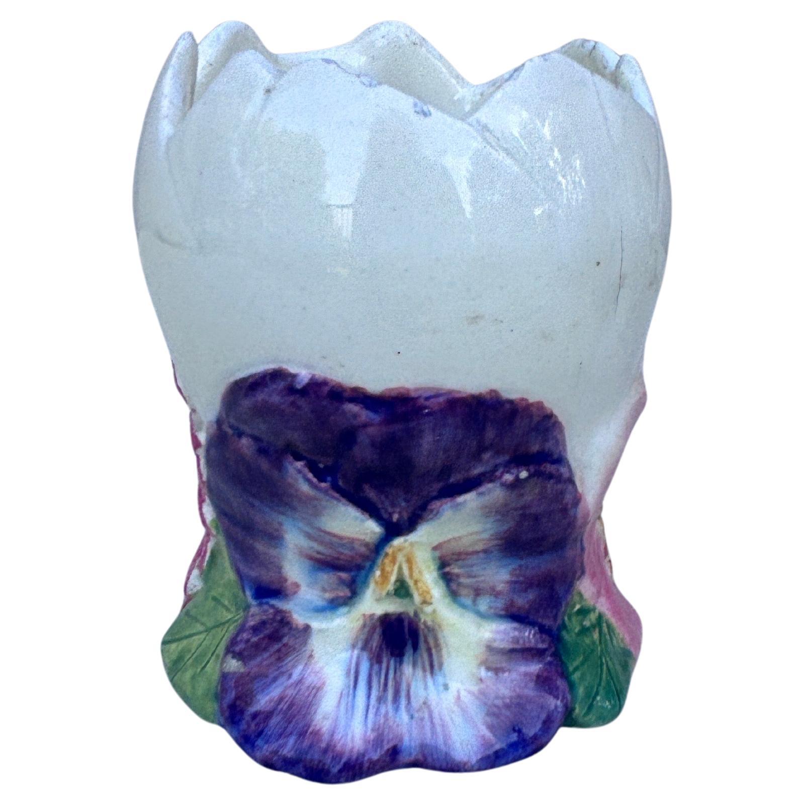 Vase ovoïde en majolique française du 19e siècle Delphin Massier.
Décorée avec des fleurs, une marguerite, une pensée et une rose sauvage.
H / 4,3 pouces.
La famille Massier est connue pour la qualité de ses émaux et peintures uniques. Ils