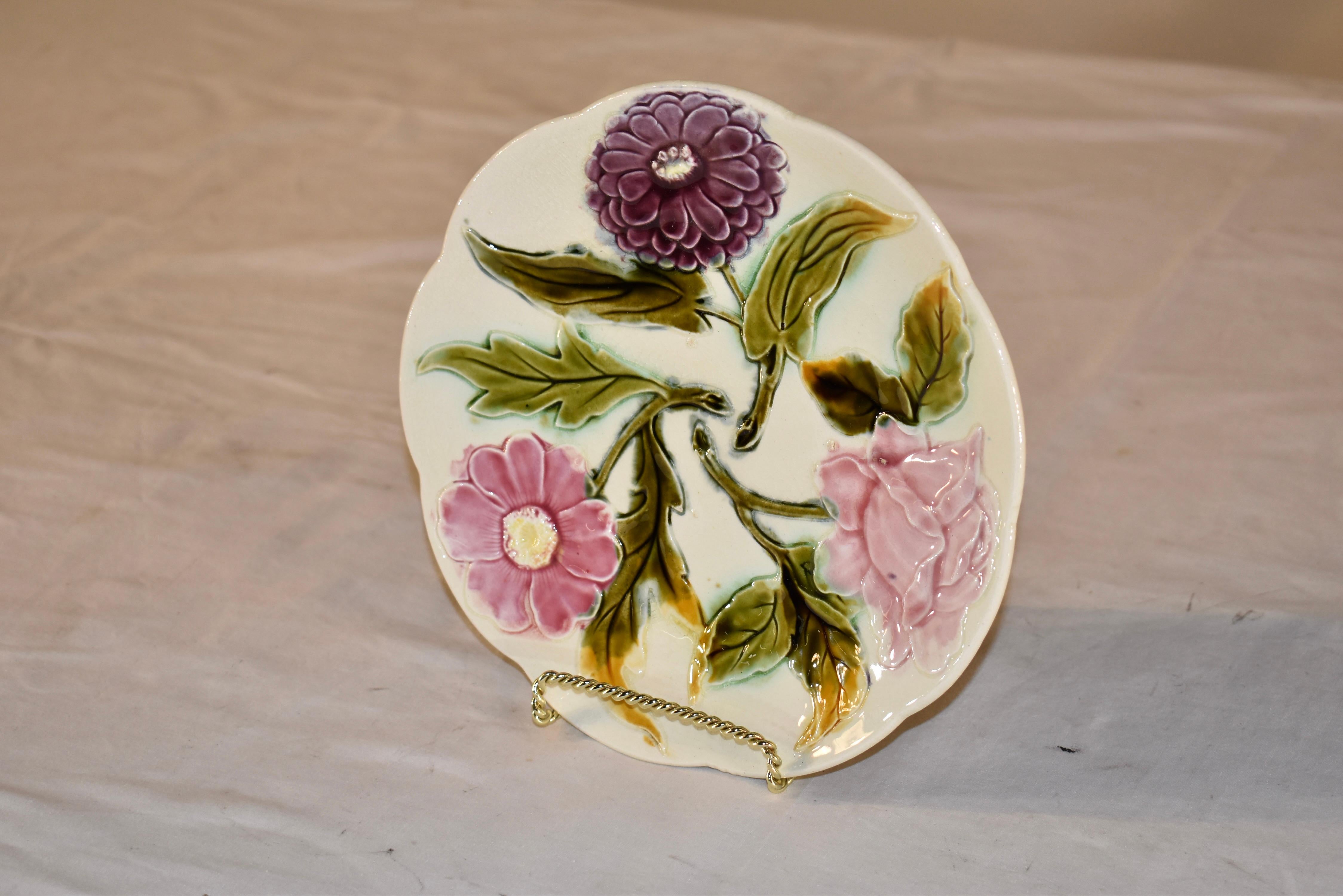 Französischer Blumenteller aus Majolika des 19. (Glasiert) im Angebot