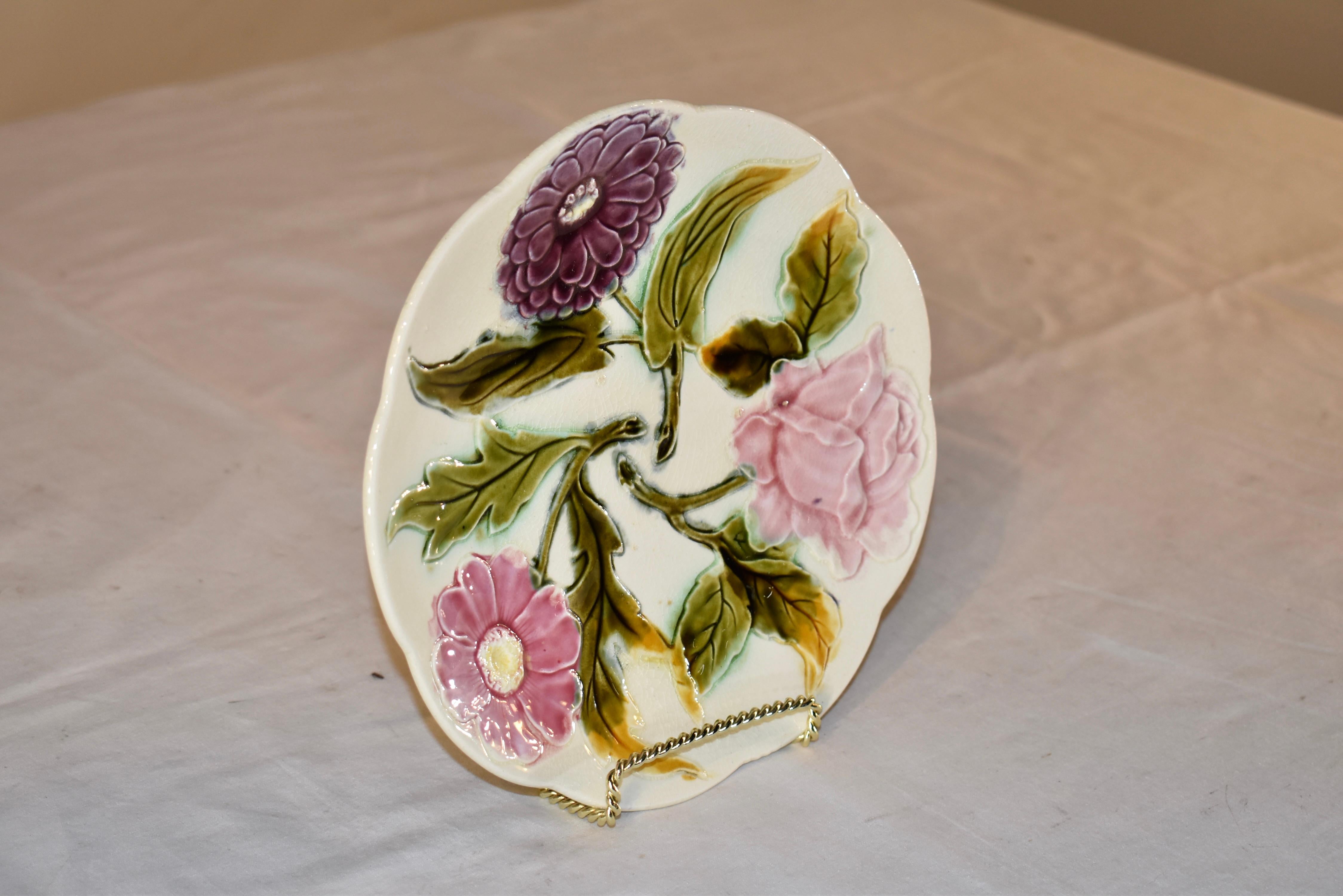 Französischer Blumenteller aus Majolika des 19. im Zustand „Gut“ im Angebot in High Point, NC