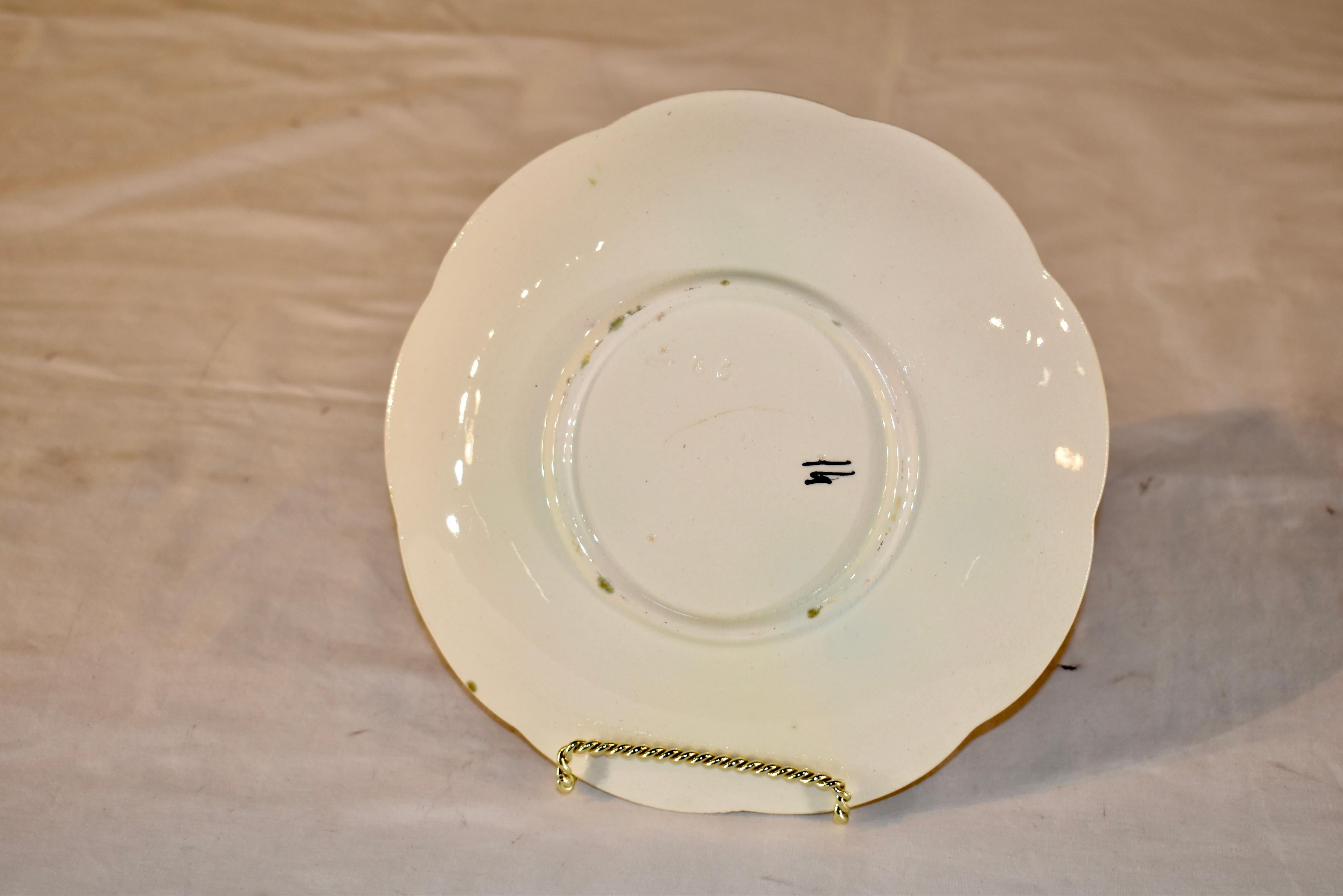 Französischer Blumenteller aus Majolika des 19. (19. Jahrhundert) im Angebot