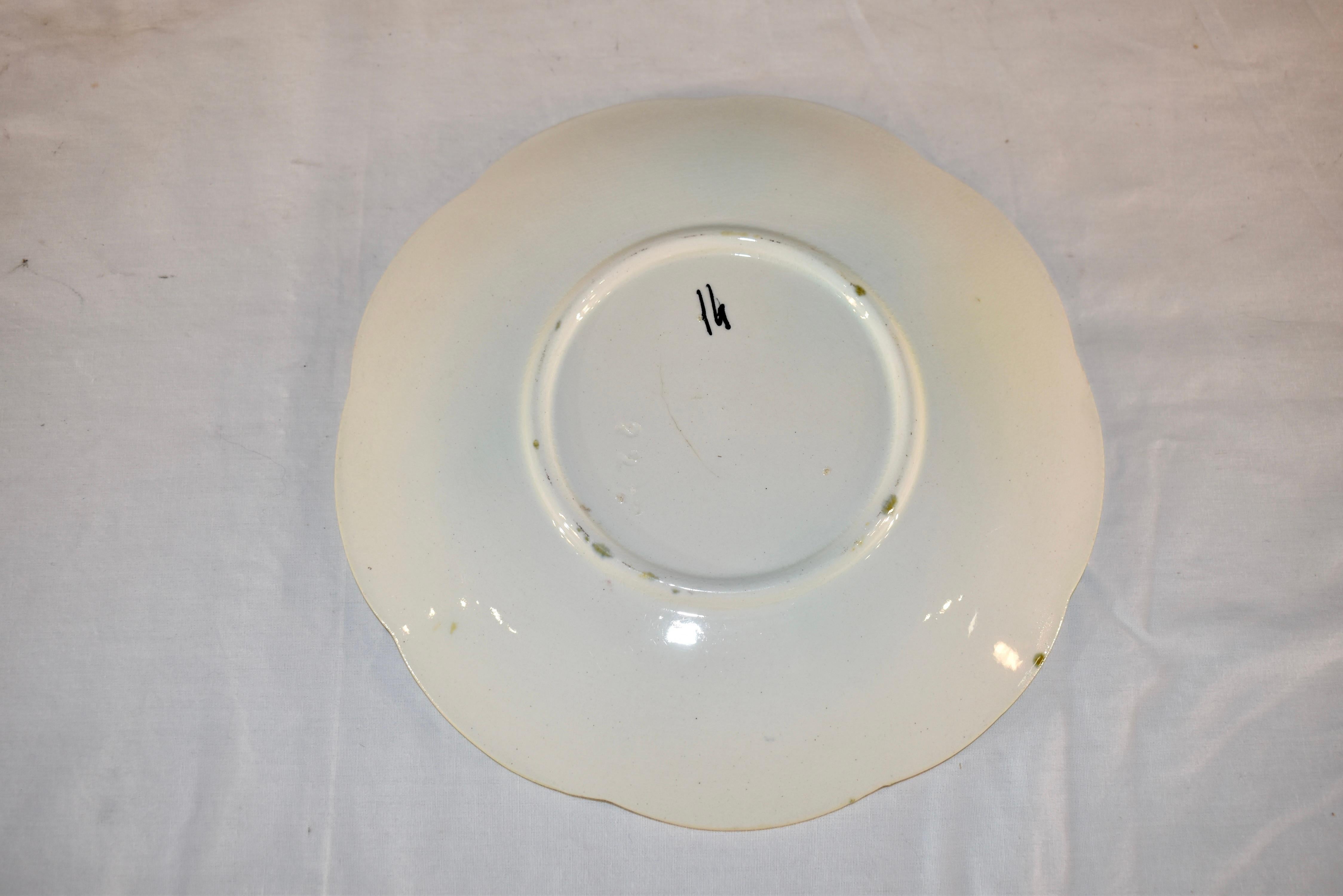 Französischer Blumenteller aus Majolika des 19. (Keramik) im Angebot