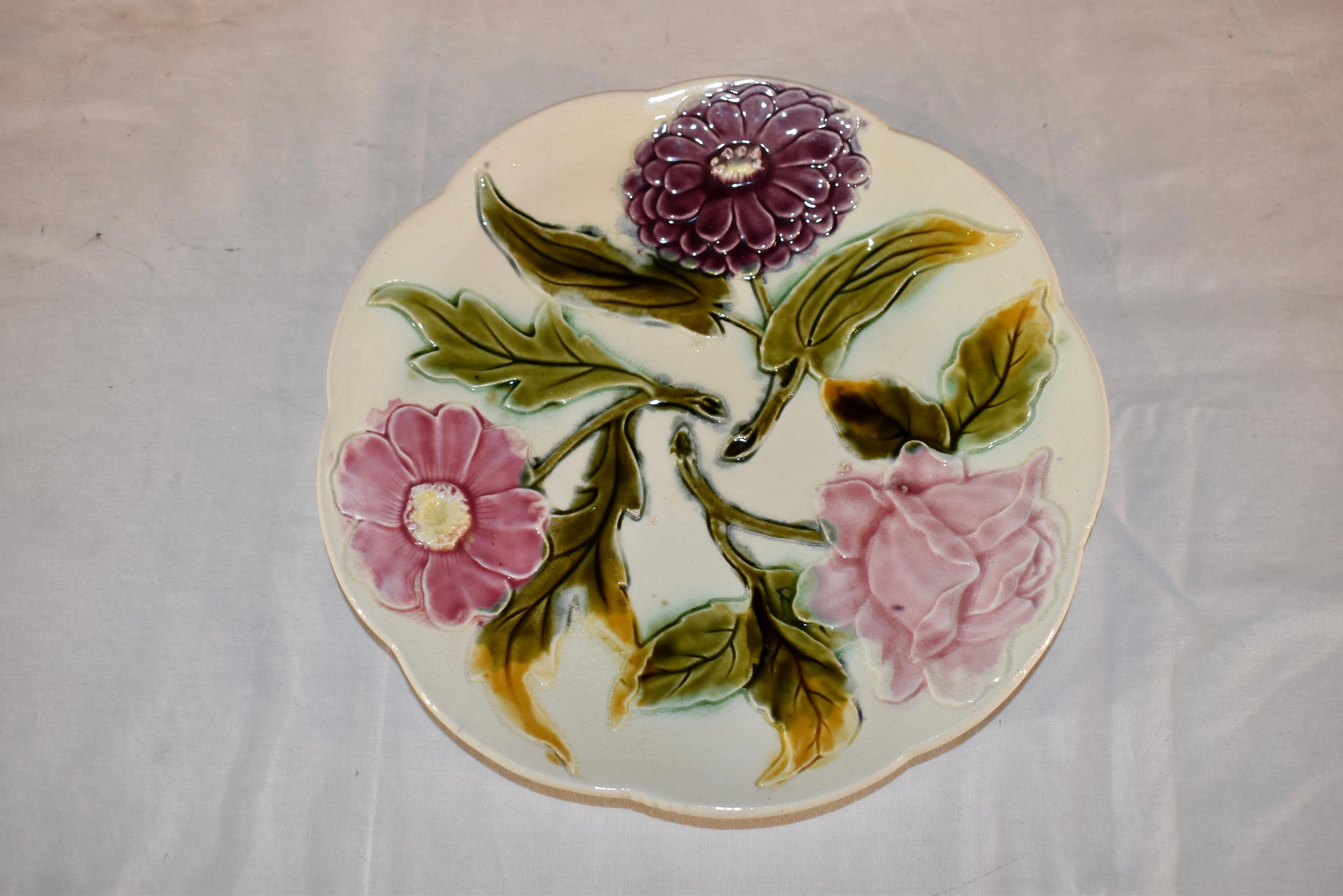 Französischer Blumenteller aus Majolika des 19. im Angebot 1