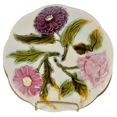 Französischer Blumenteller aus Majolika des 19.