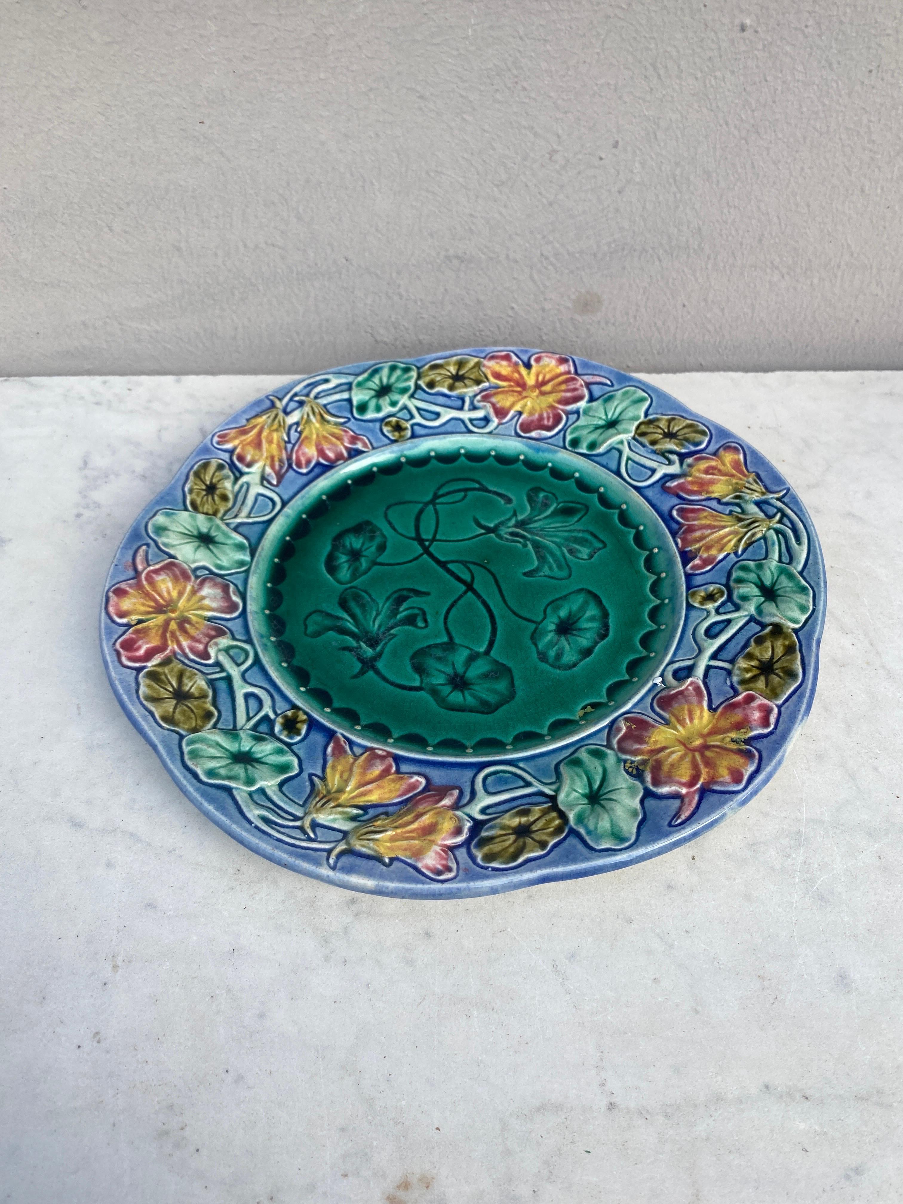 Assiette à fleurs en majolique française du 19e siècle.