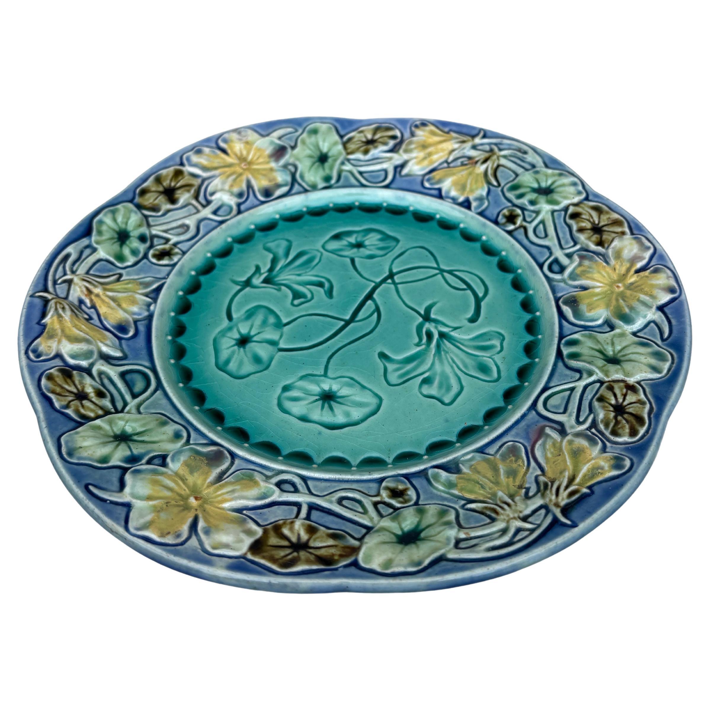 Assiette à fleurs en majolique française du 19e siècle.