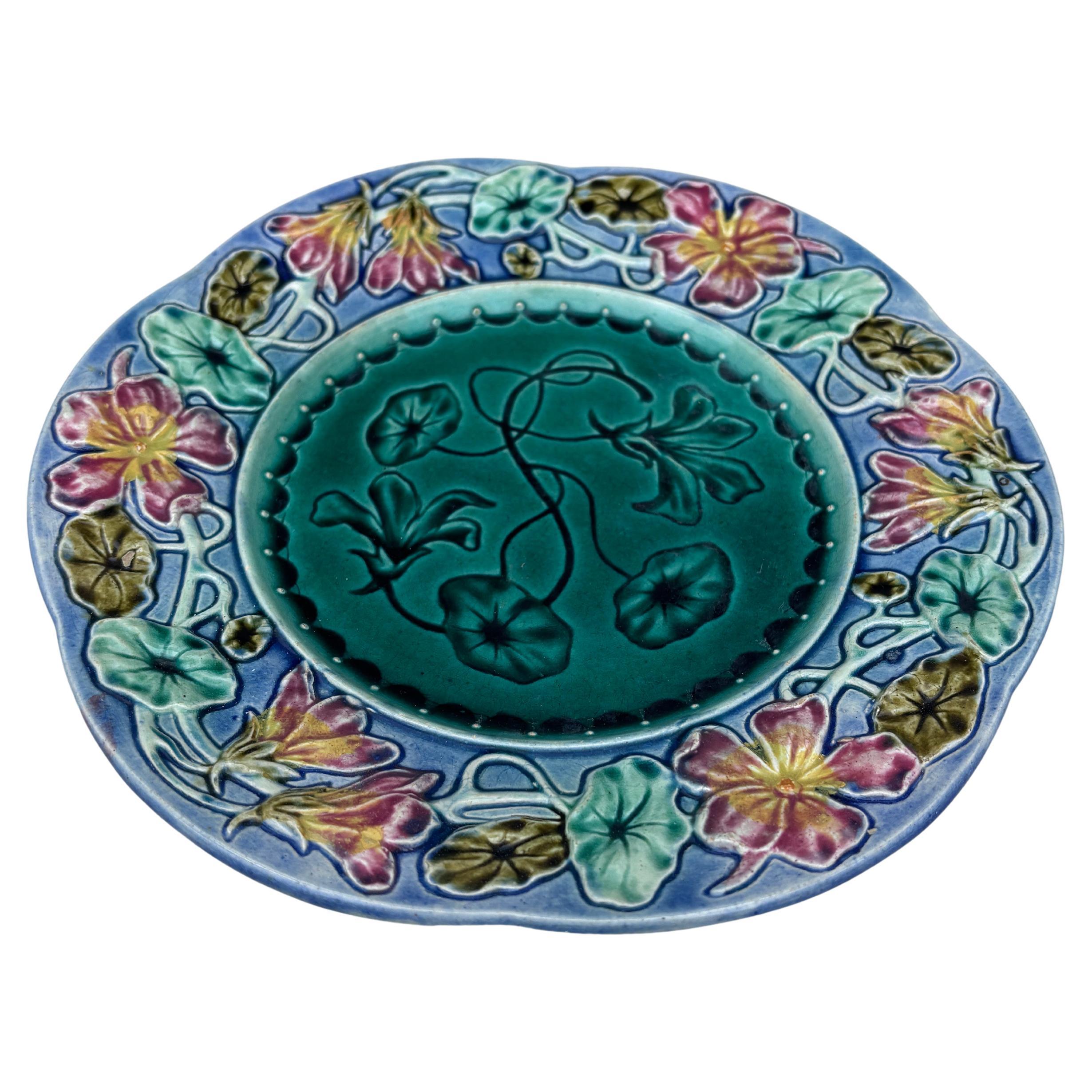 Assiette à fleurs en majolique française du 19e siècle.