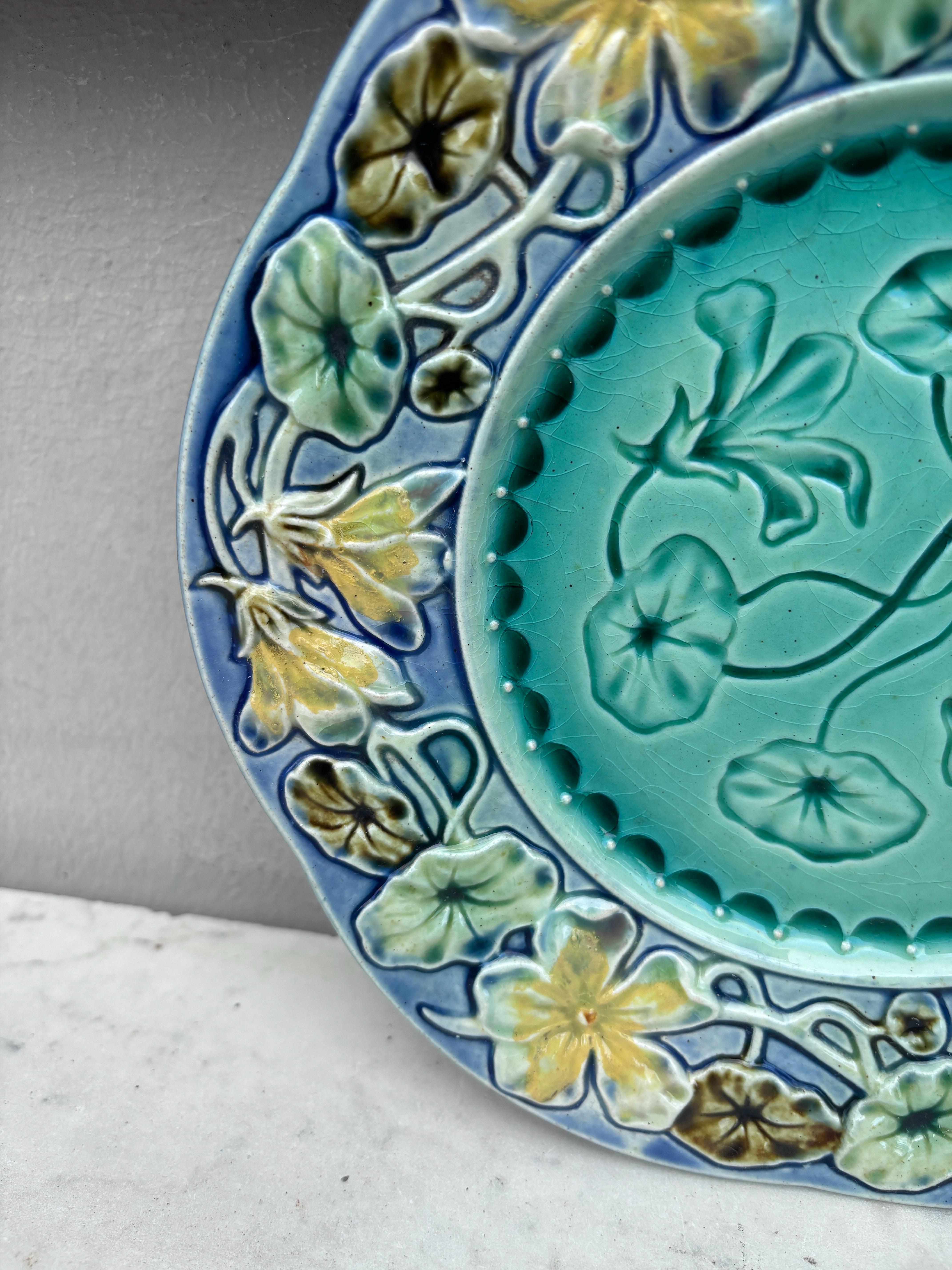 Rustique Assiette à fleurs en majolique française du 19ème siècle en vente