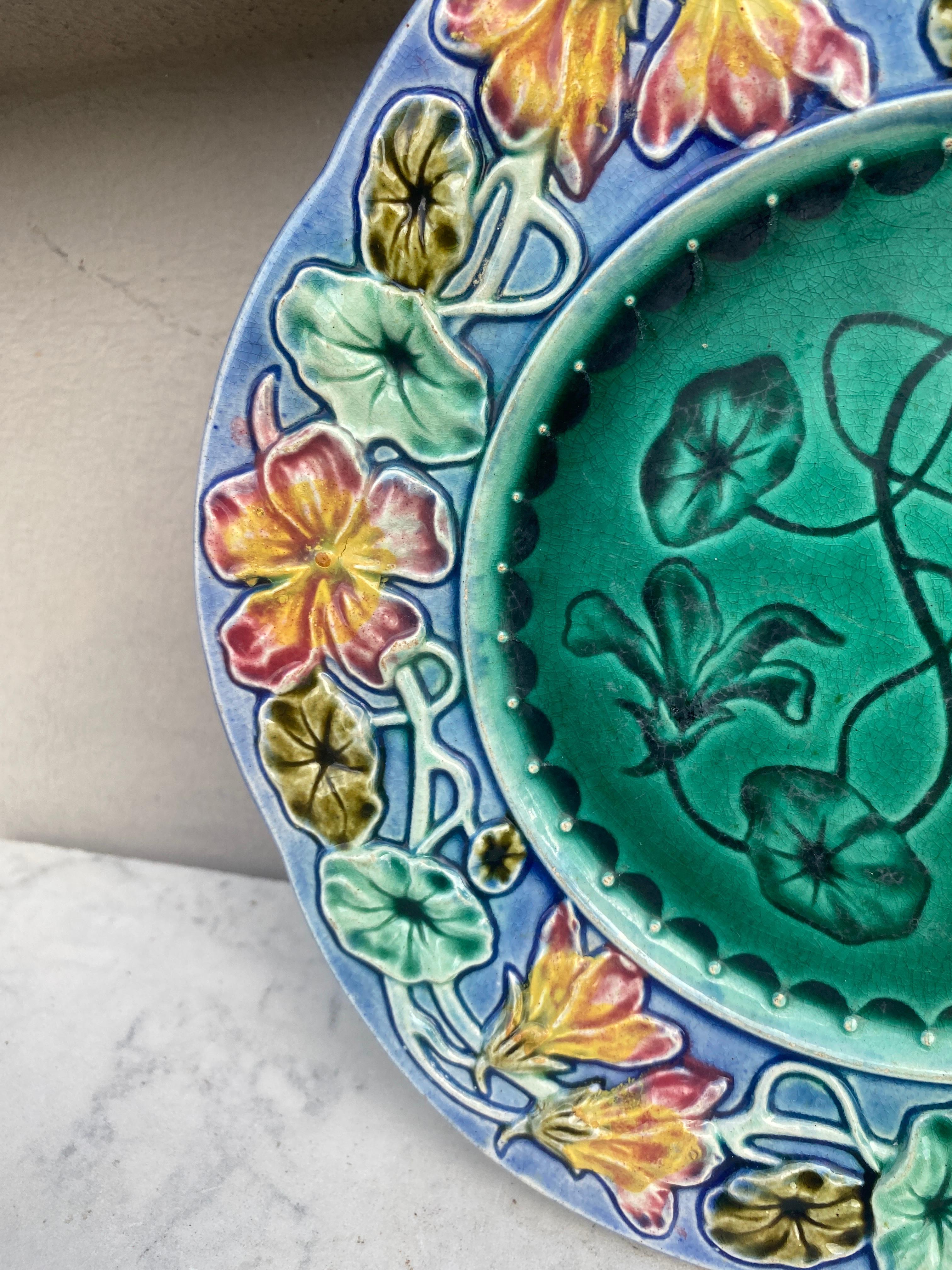 Rustique Assiette à fleurs en majolique française du 19ème siècle en vente