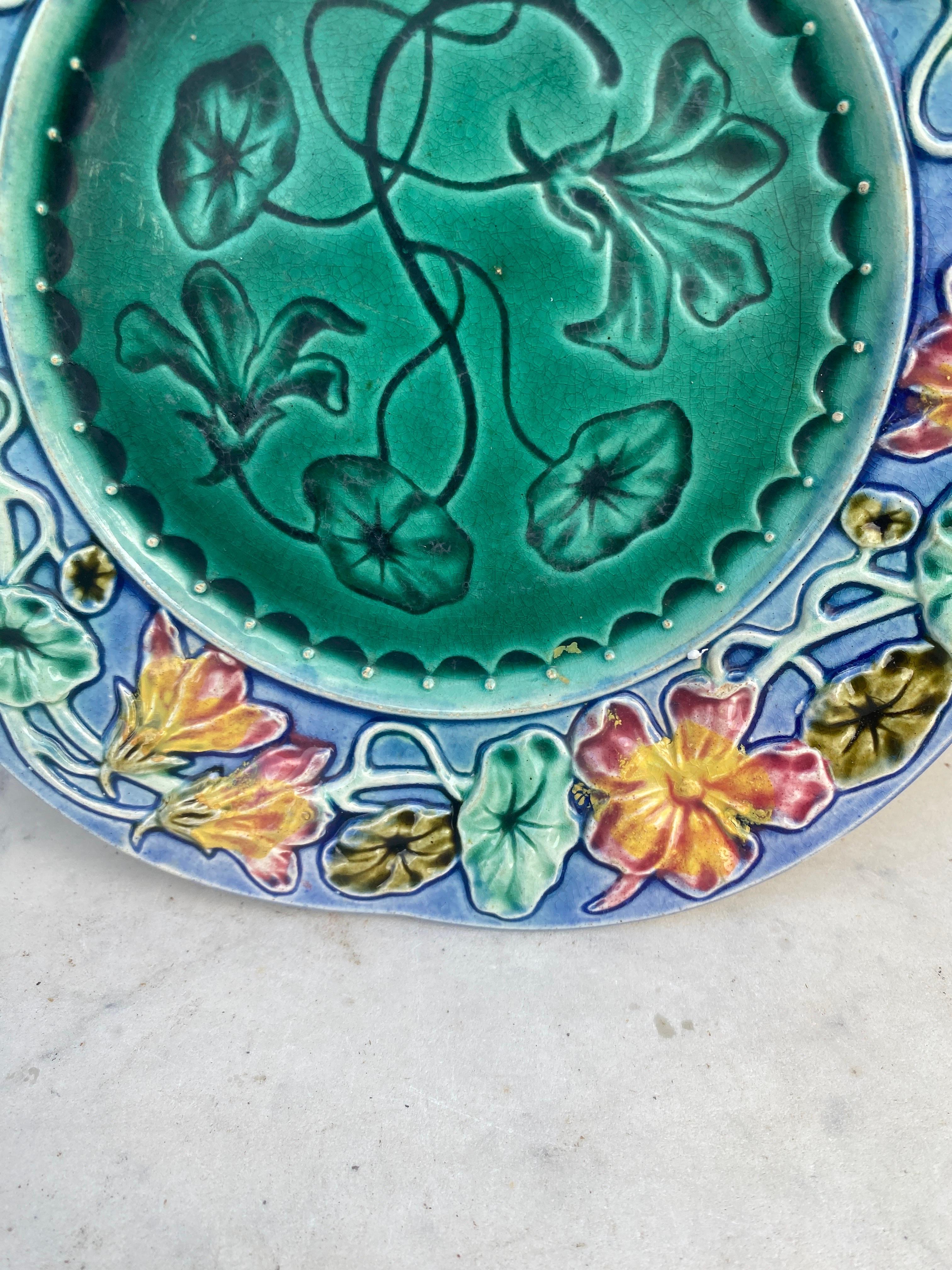Français Assiette à fleurs en majolique française du 19ème siècle en vente