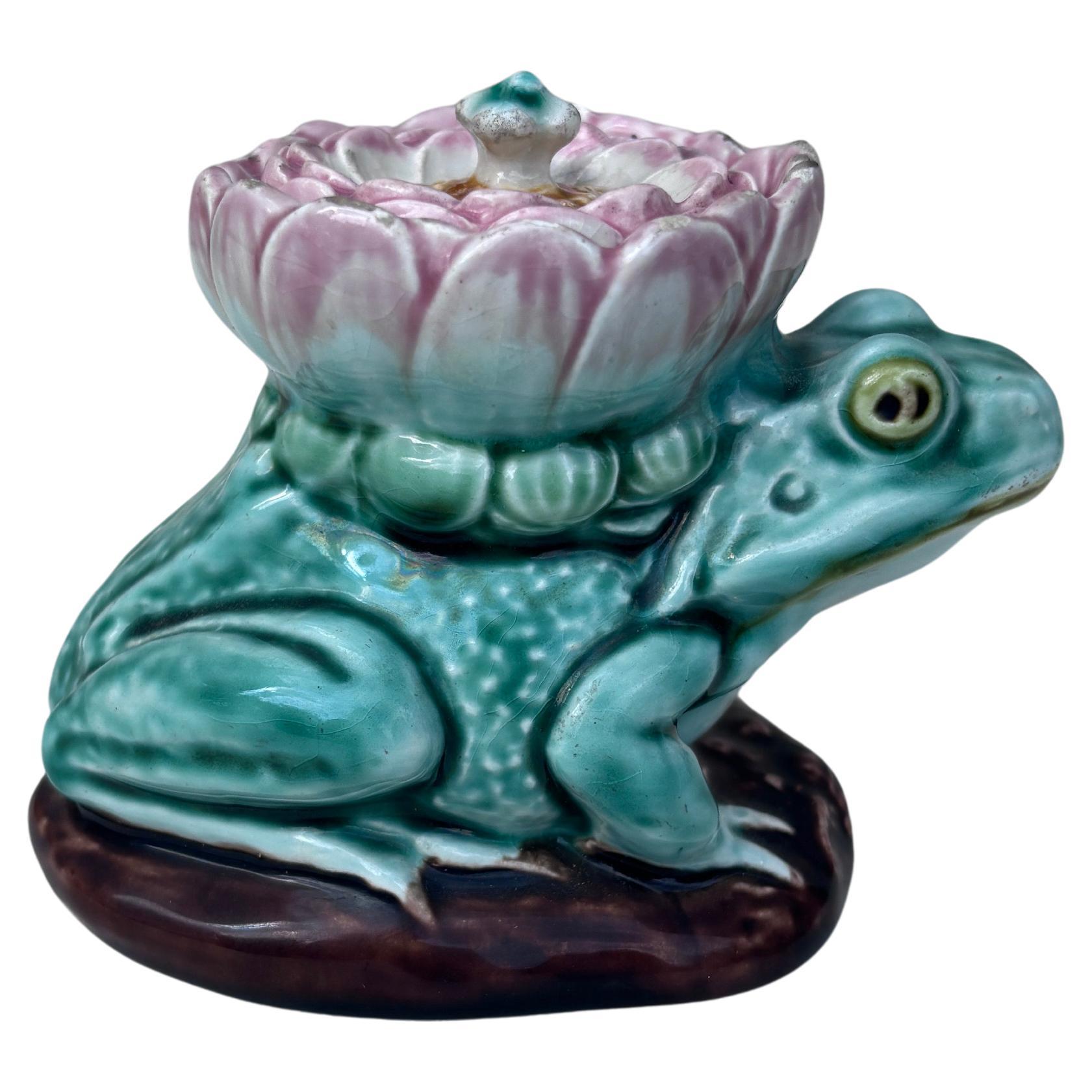 Français Assiette à fleurs en majolique française du 19ème siècle en vente