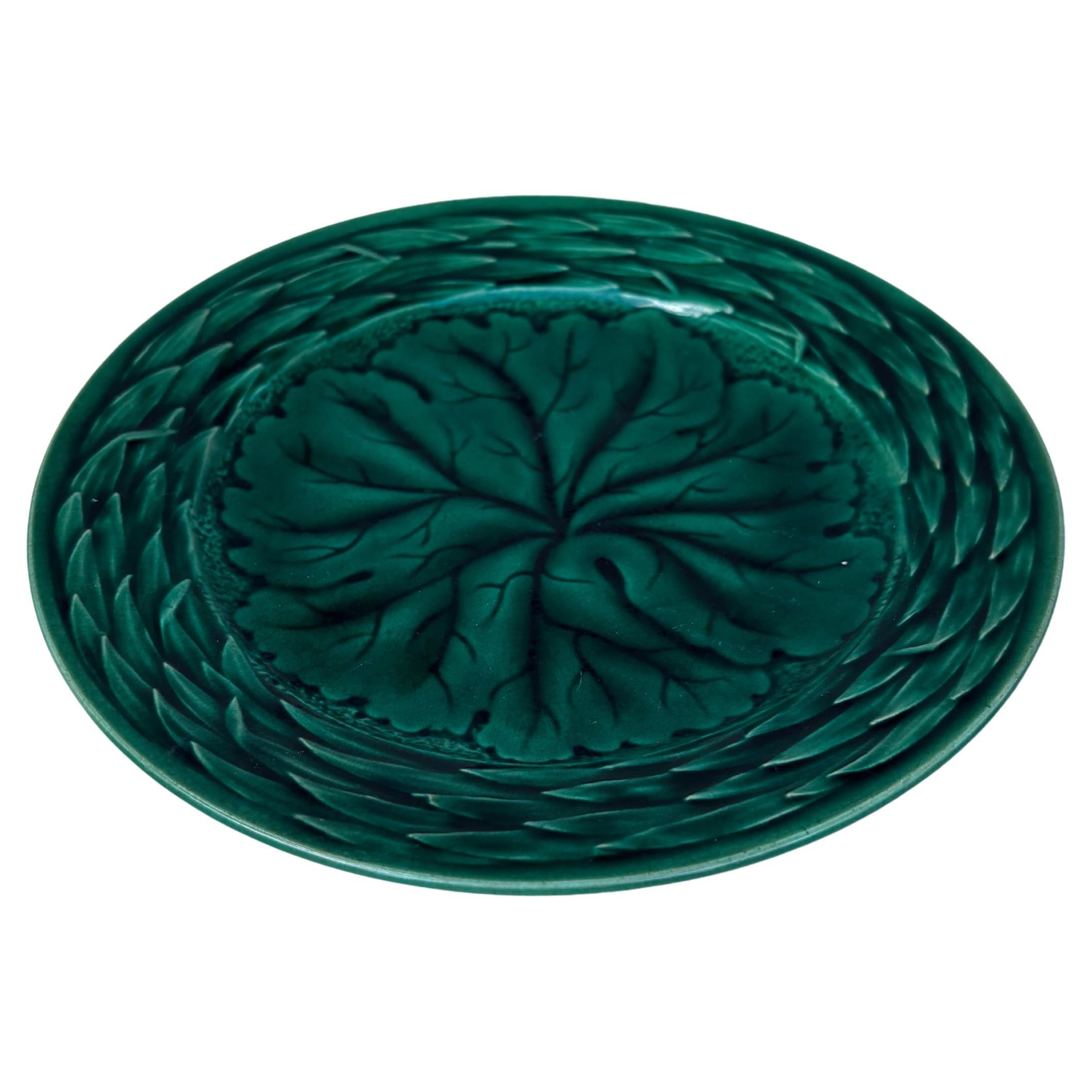 Assiette à feuilles vertes en majolique française du XIXe siècle .
7,8 pouces de diamètre.