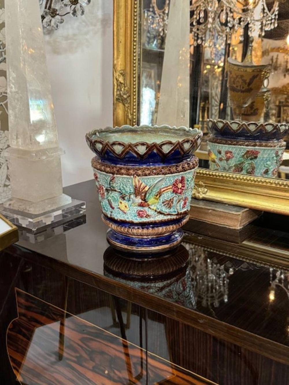 Bellissimo jardinere francese in maiolica multicolore del XIX secolo. Con uccelli e fiori. Un accessorio fantastico! Circa 1890.
9 x 9