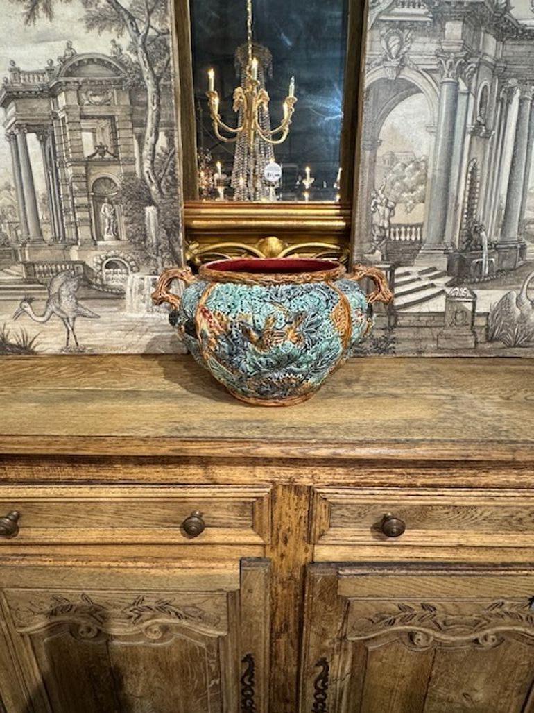 Graziosa giaridinere antica in maiolica francese. Caratterizzato da una bellissima finitura color acqua e marrone con immagini di uccelli e foglie. È un accessorio favoloso! Circa 1890
16 l x 13 p x 9 h