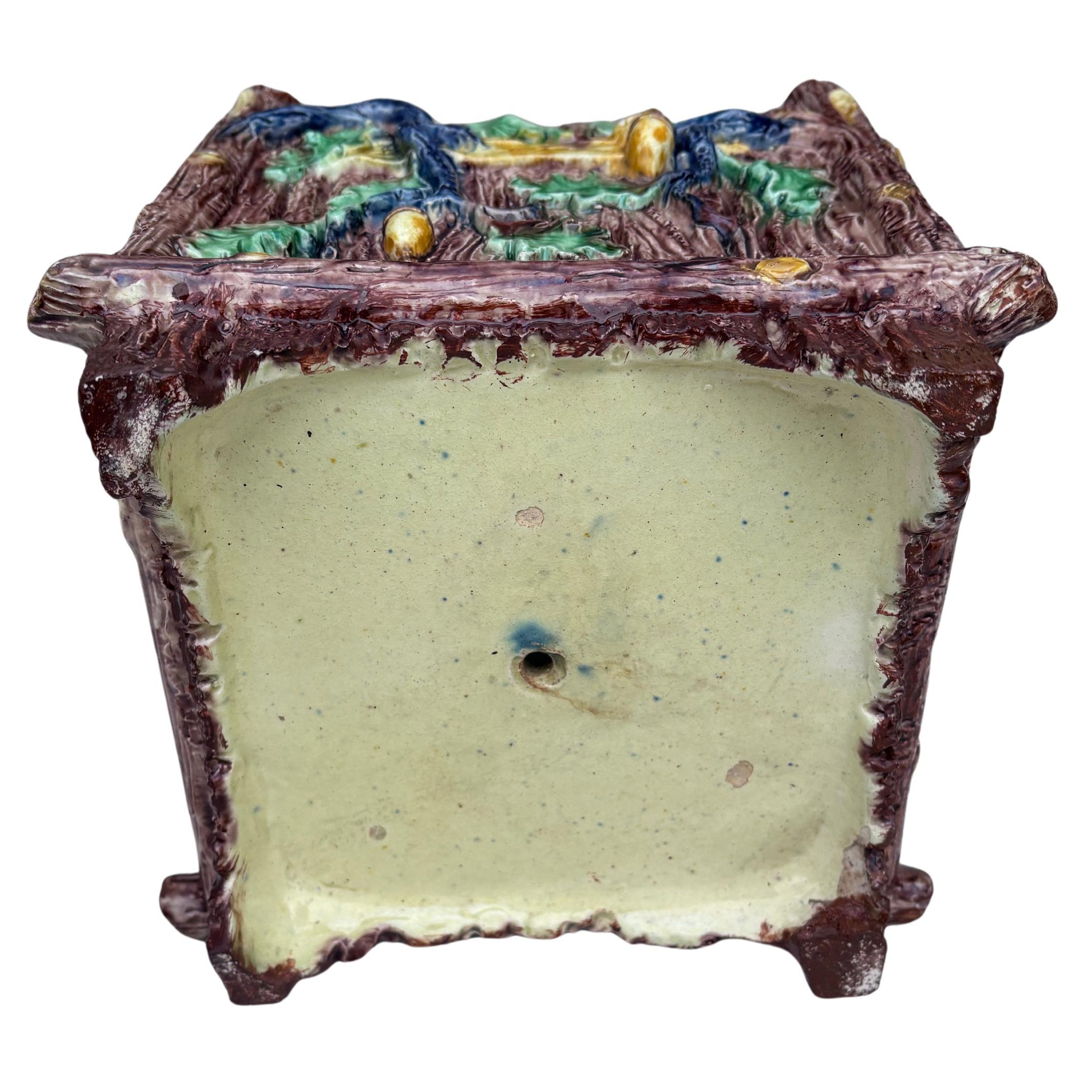 Cachepot in maiolica francese del XIX secolo con ghiande e fiori blu di Palissy in vendita 3