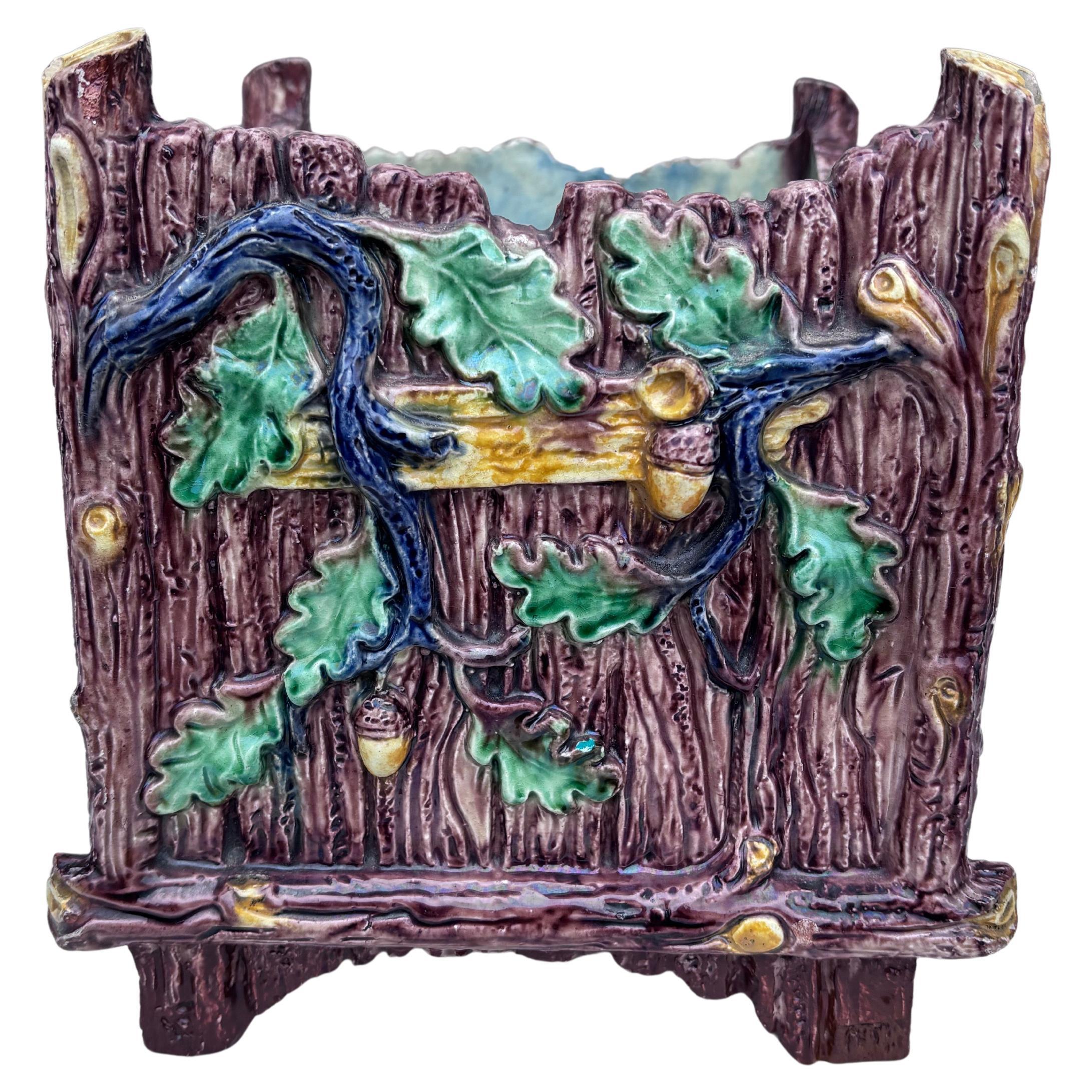 Cachepot in maiolica francese del XIX secolo con ghiande e fiori blu di Palissy.
A forma di scatola di Wood con foglie e ghiande di Oak e fiori blu.
Attribuito a Saint Honore Les Bains.
H / 8 pollici, 6,5 per 6,5 pollici.