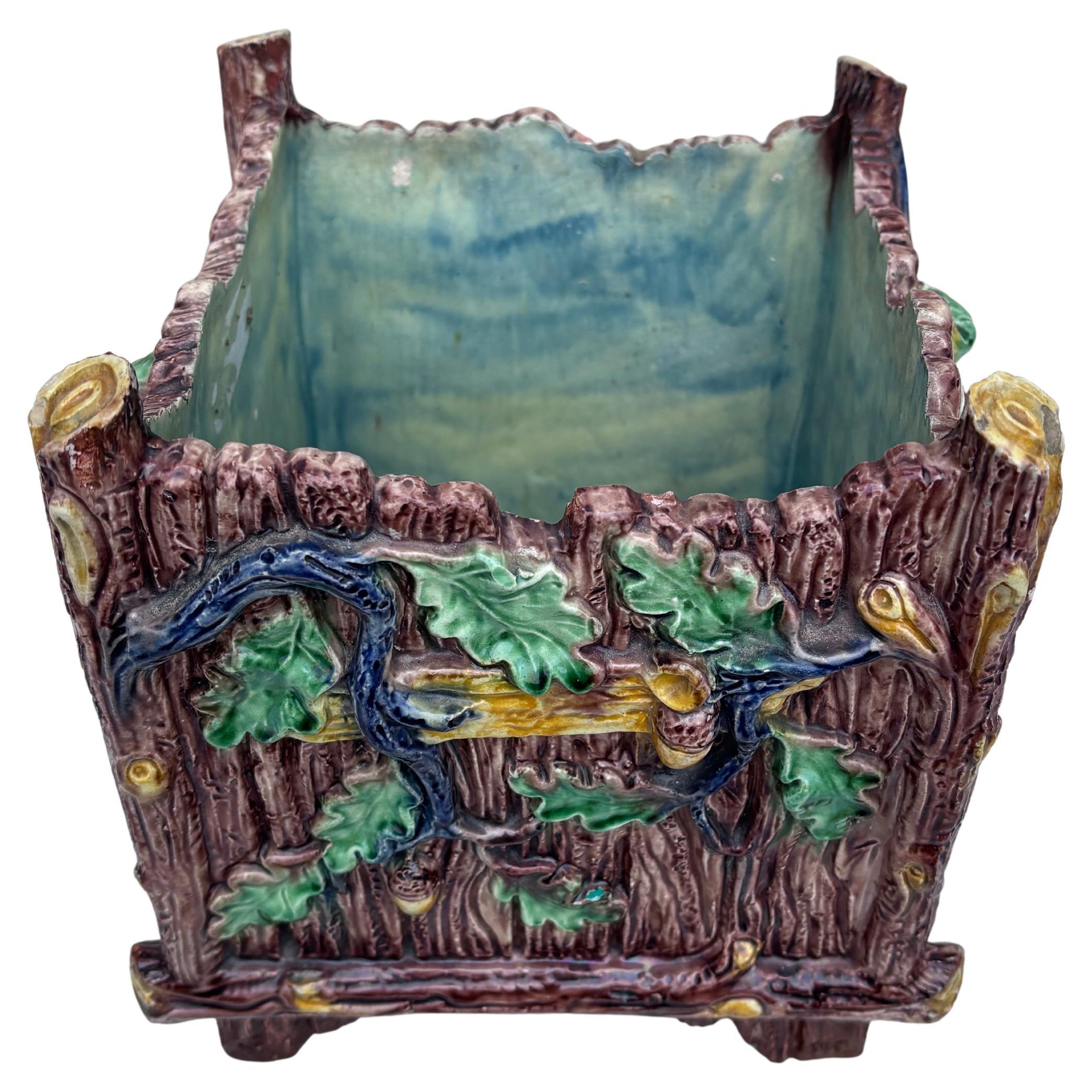 Francese Cachepot in maiolica francese del XIX secolo con ghiande e fiori blu di Palissy in vendita