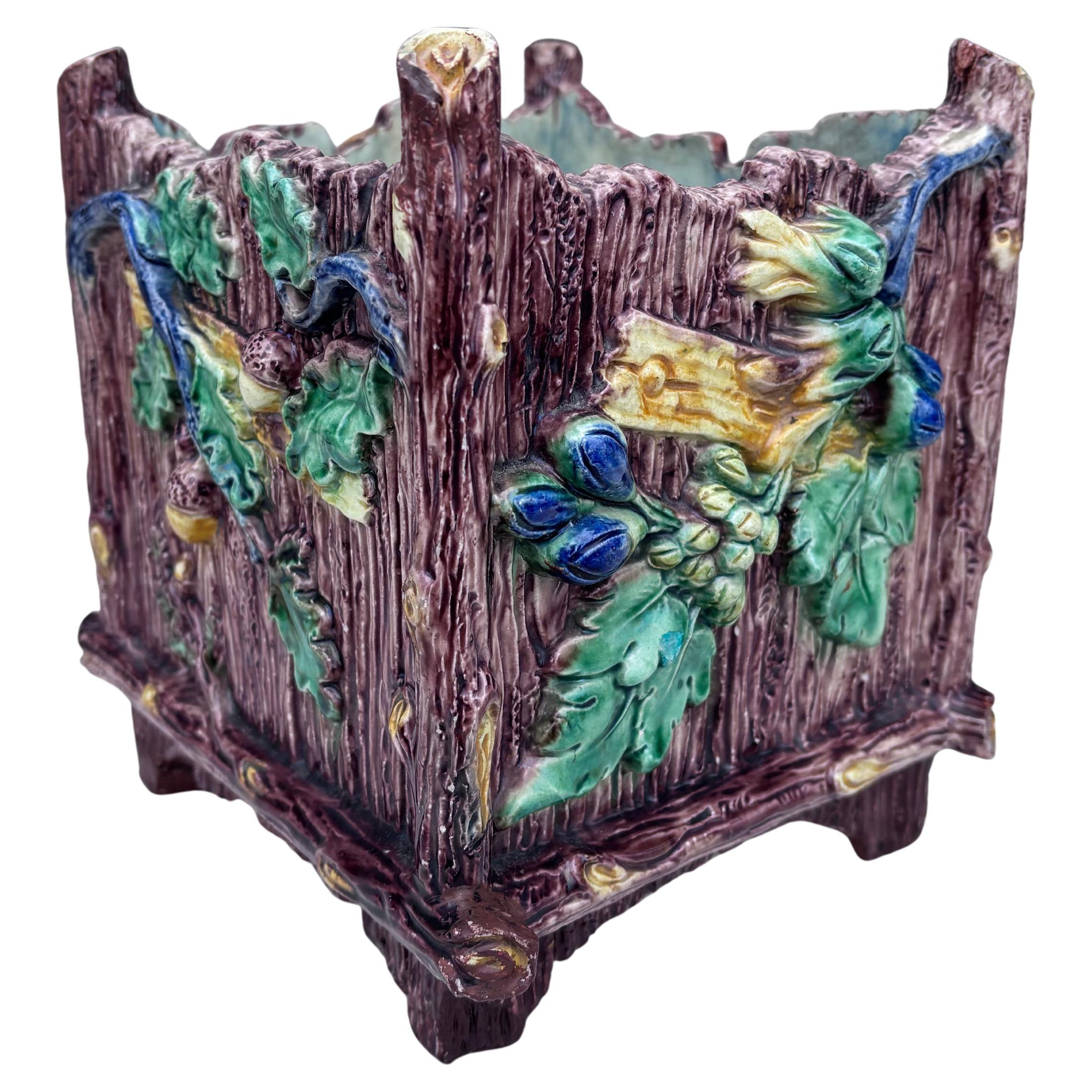 Cachepot in maiolica francese del XIX secolo con ghiande e fiori blu di Palissy in vendita 1