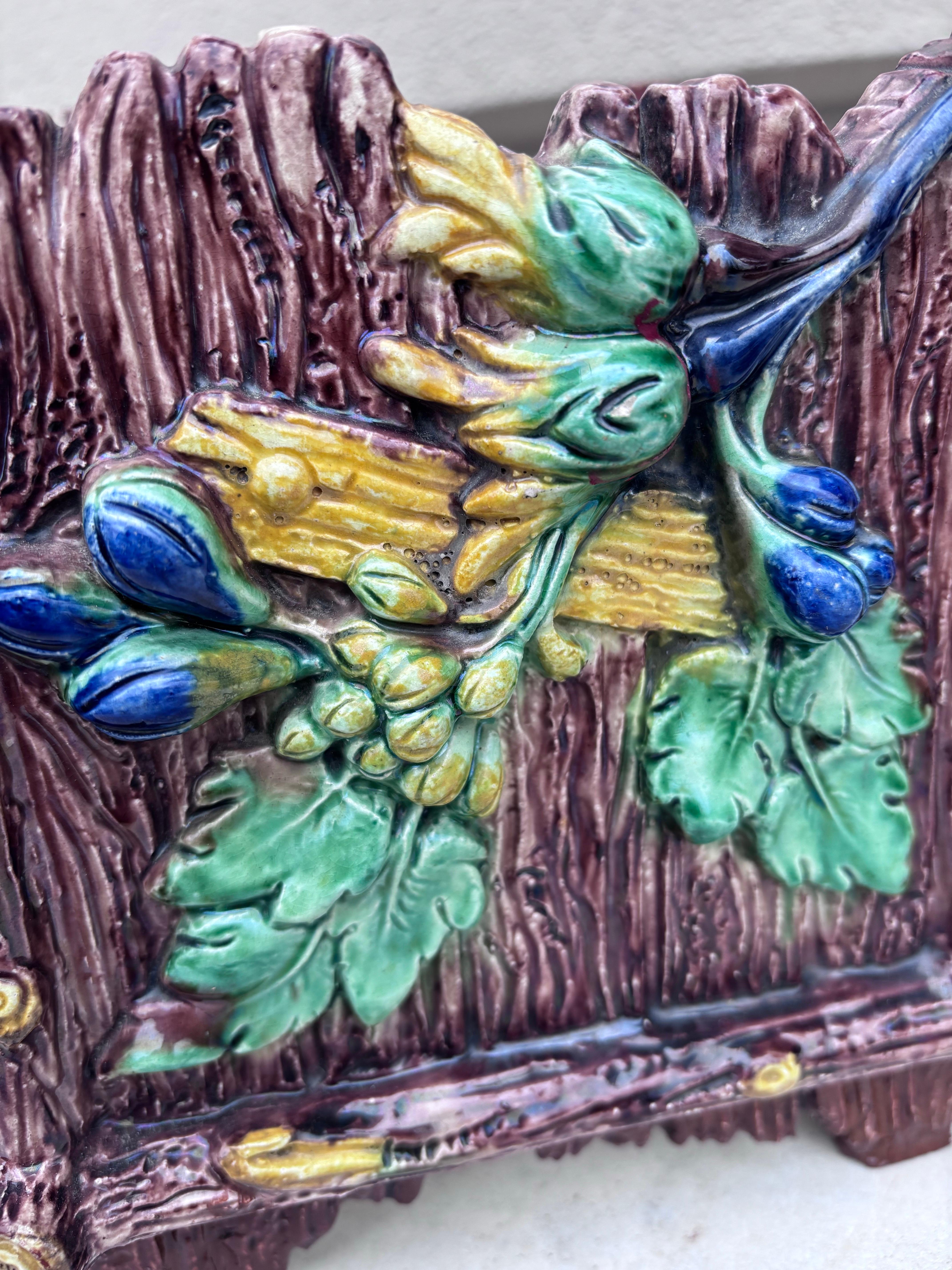 Cachepot in maiolica francese del XIX secolo con ghiande e fiori blu di Palissy in vendita 2