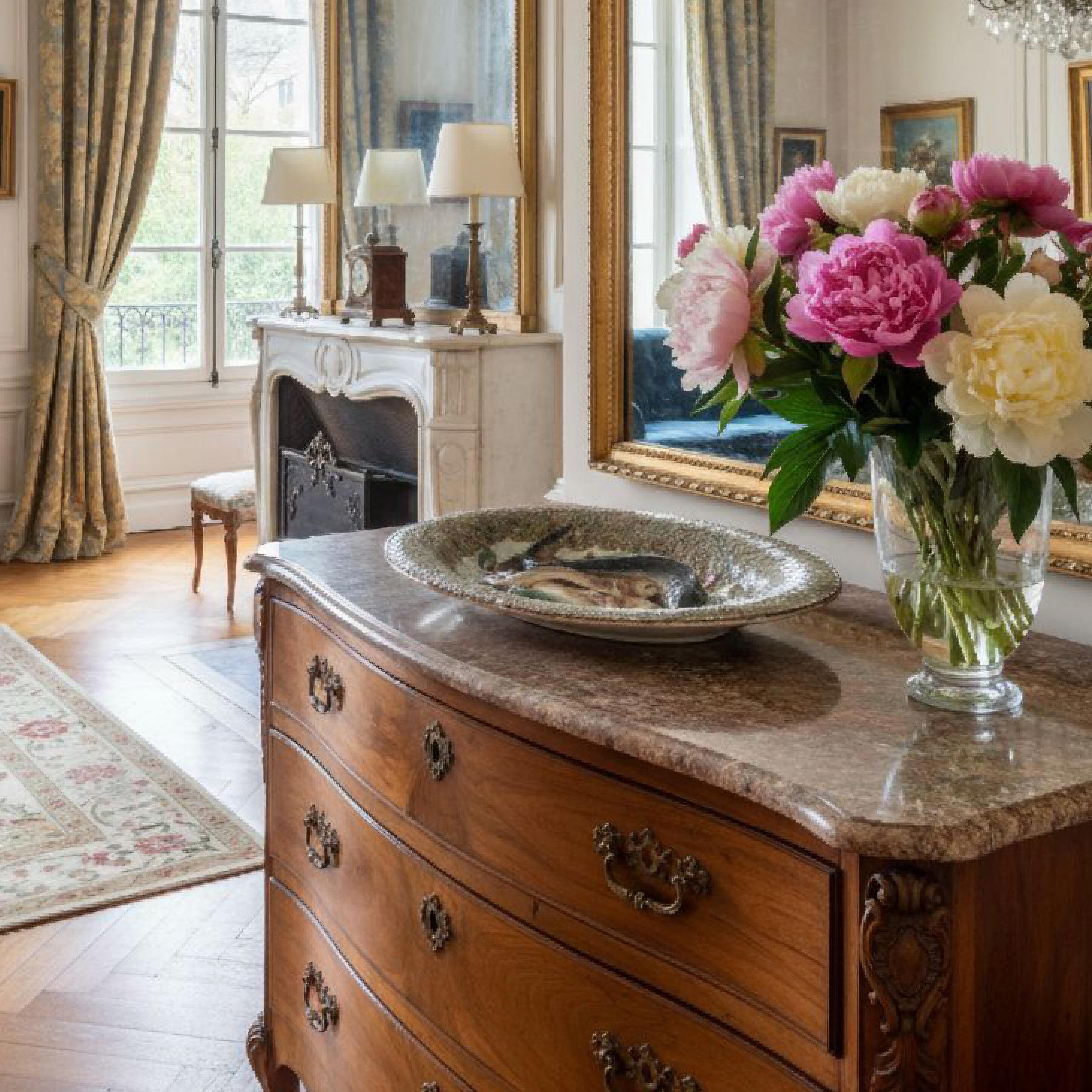 Très grand plat ovale de la fin du 19e siècle en Palissy français décoré de poissons en bleu, brun et vert en haut-relief. Sa taille est impressionnante et il est lourd, puisqu'il pèse plus de 12 livres. Une trouvaille fantastique !