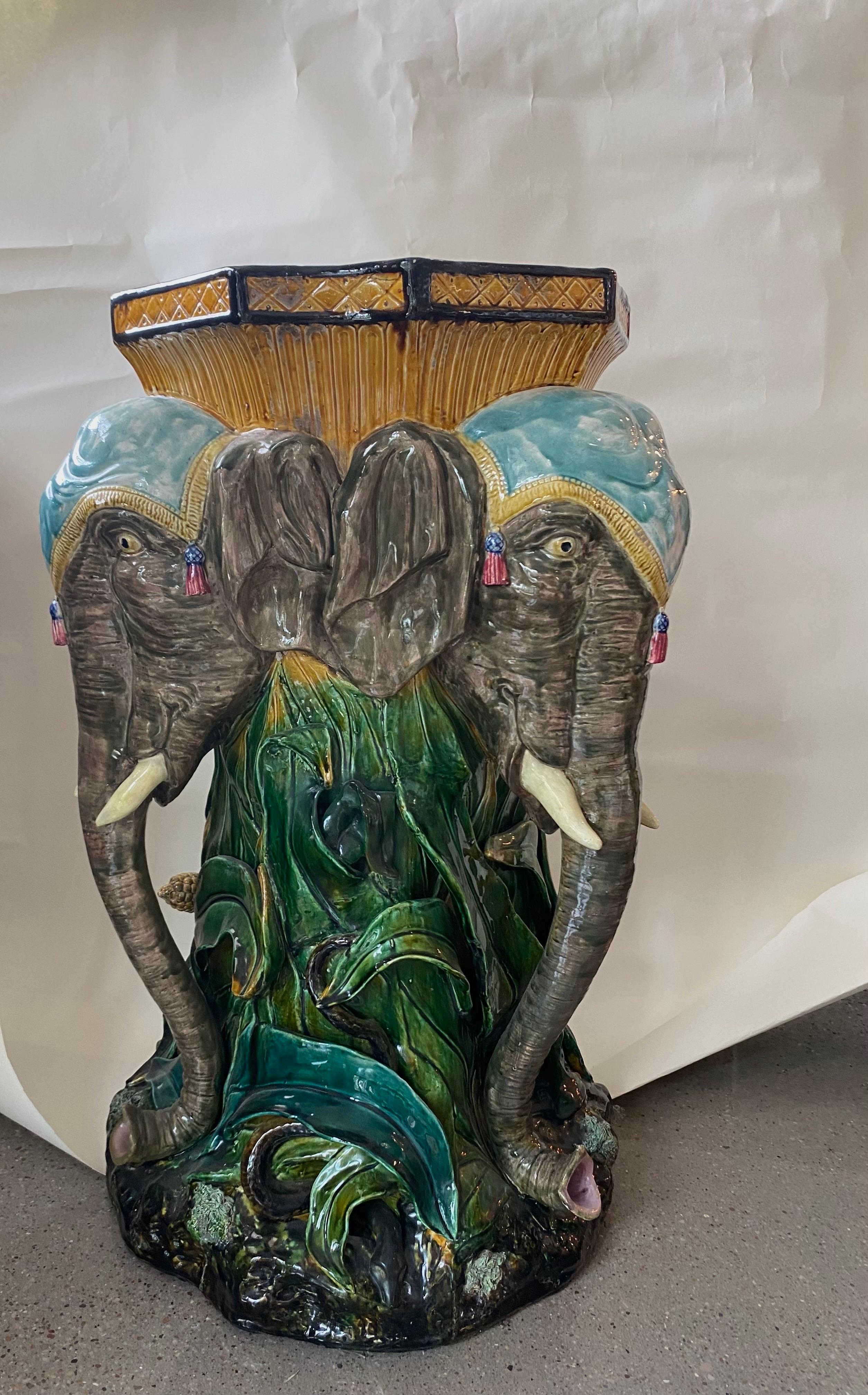 Seltene spektakuläre 19. Jahrhundert Französisch Majolika Sockel Säule mit 3 Elefanten und Blätter.