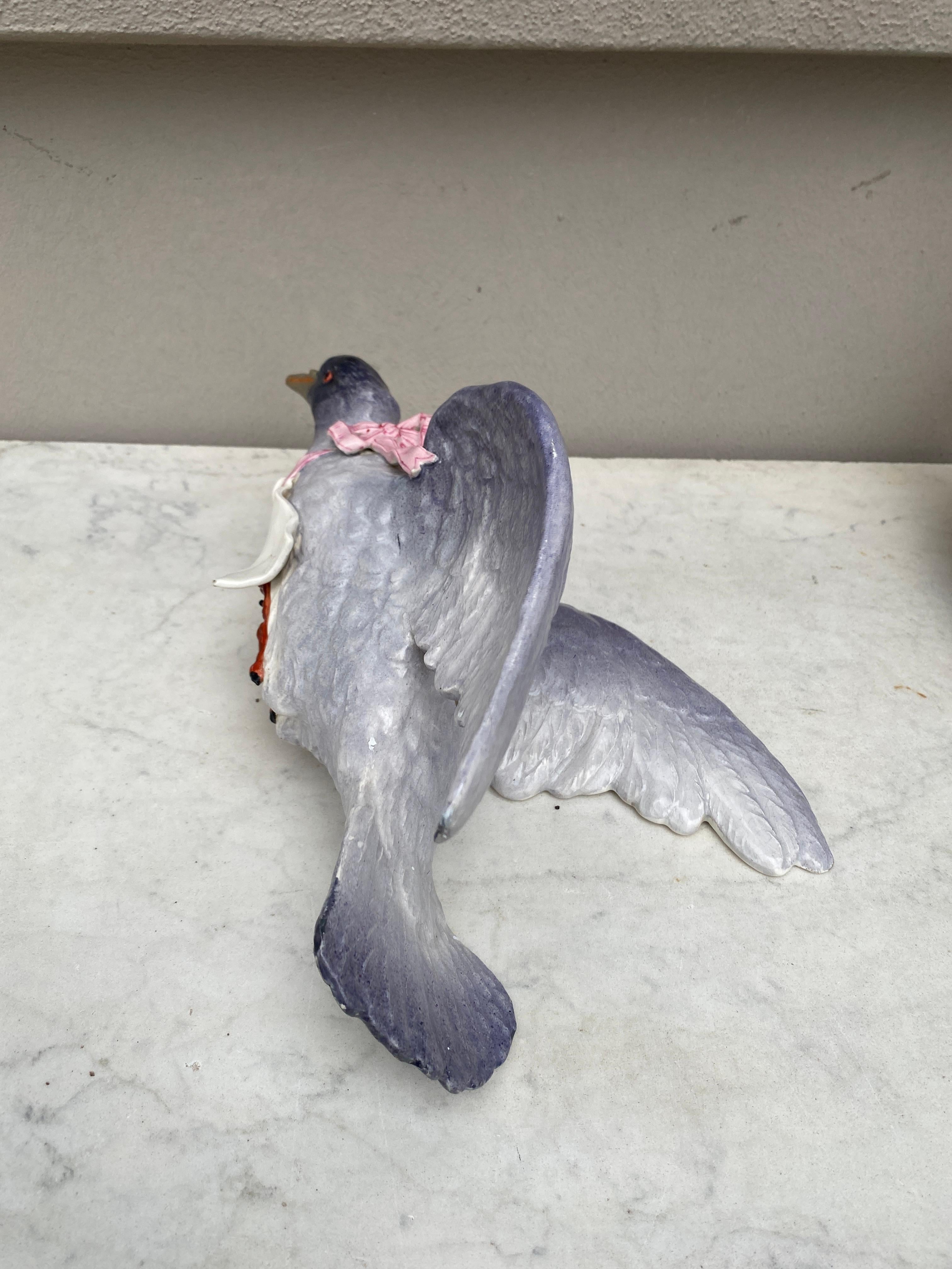 Bolsillo de pared para palomas de mayólica francesa del siglo XIX Fines del siglo XIX en venta