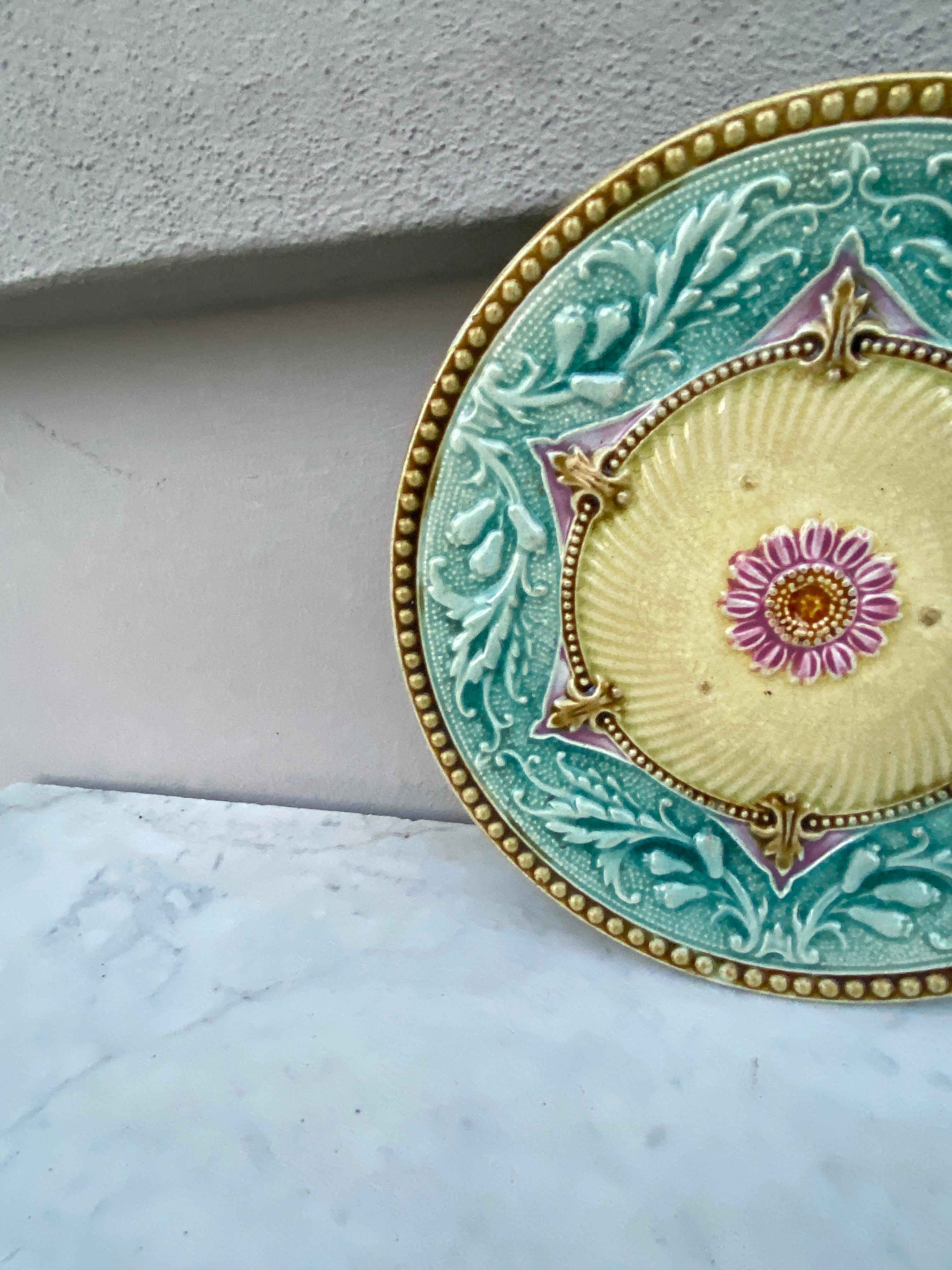 Precioso plato de mayólica francesa de colores con flores y hojas de acanto Orchies, hacia 1890.
