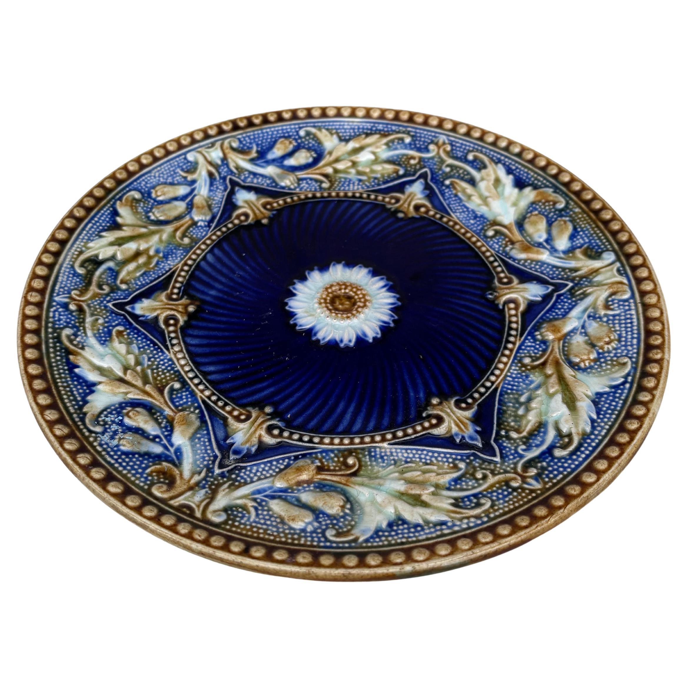 Raro plato de mayólica francesa azul con flores y hojas de acanto Orchies, hacia 1890.