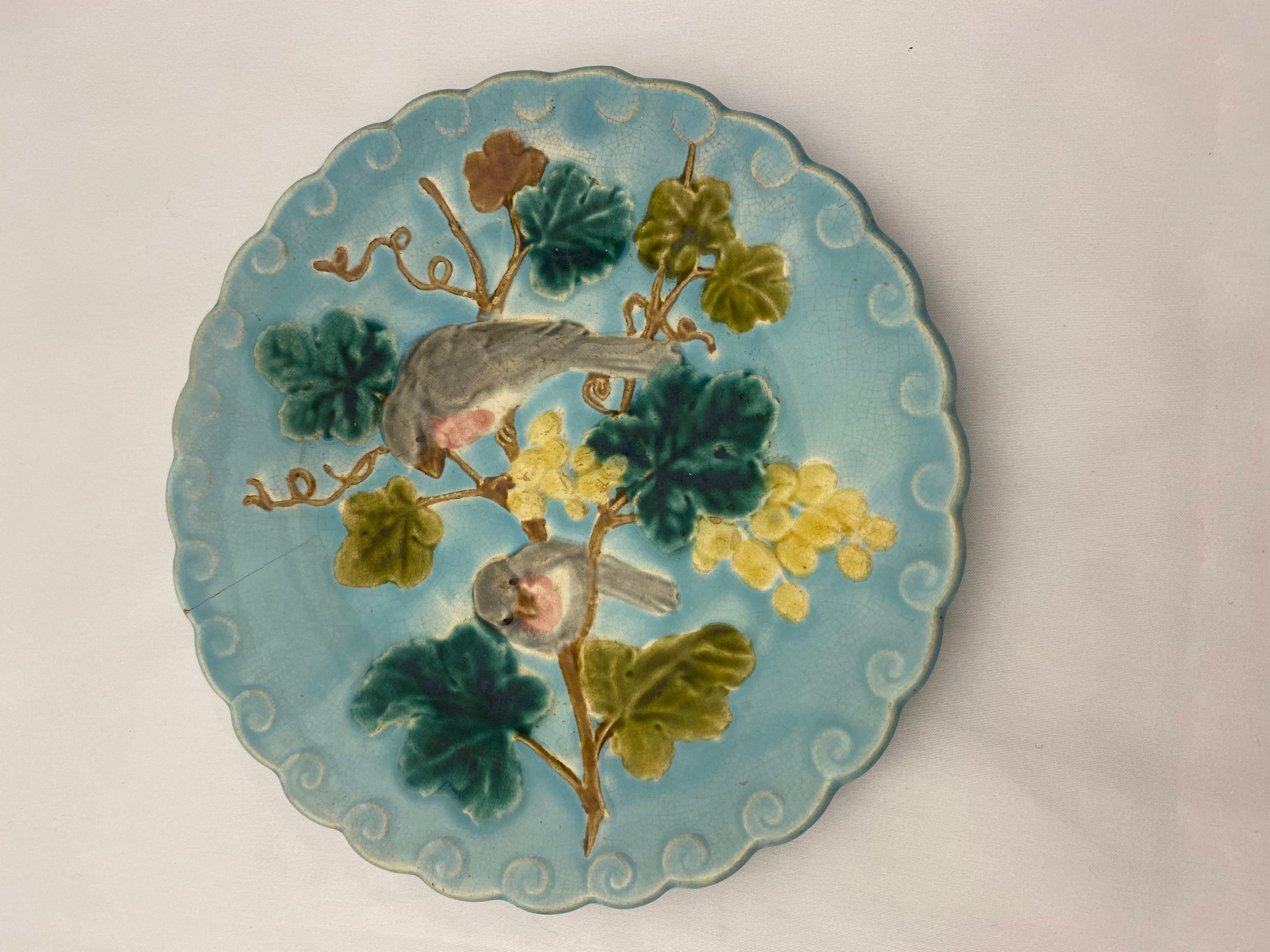Vittoriano Piatto in maiolica francese del XIX secolo con uccelli e uva, smalto turchese in vendita