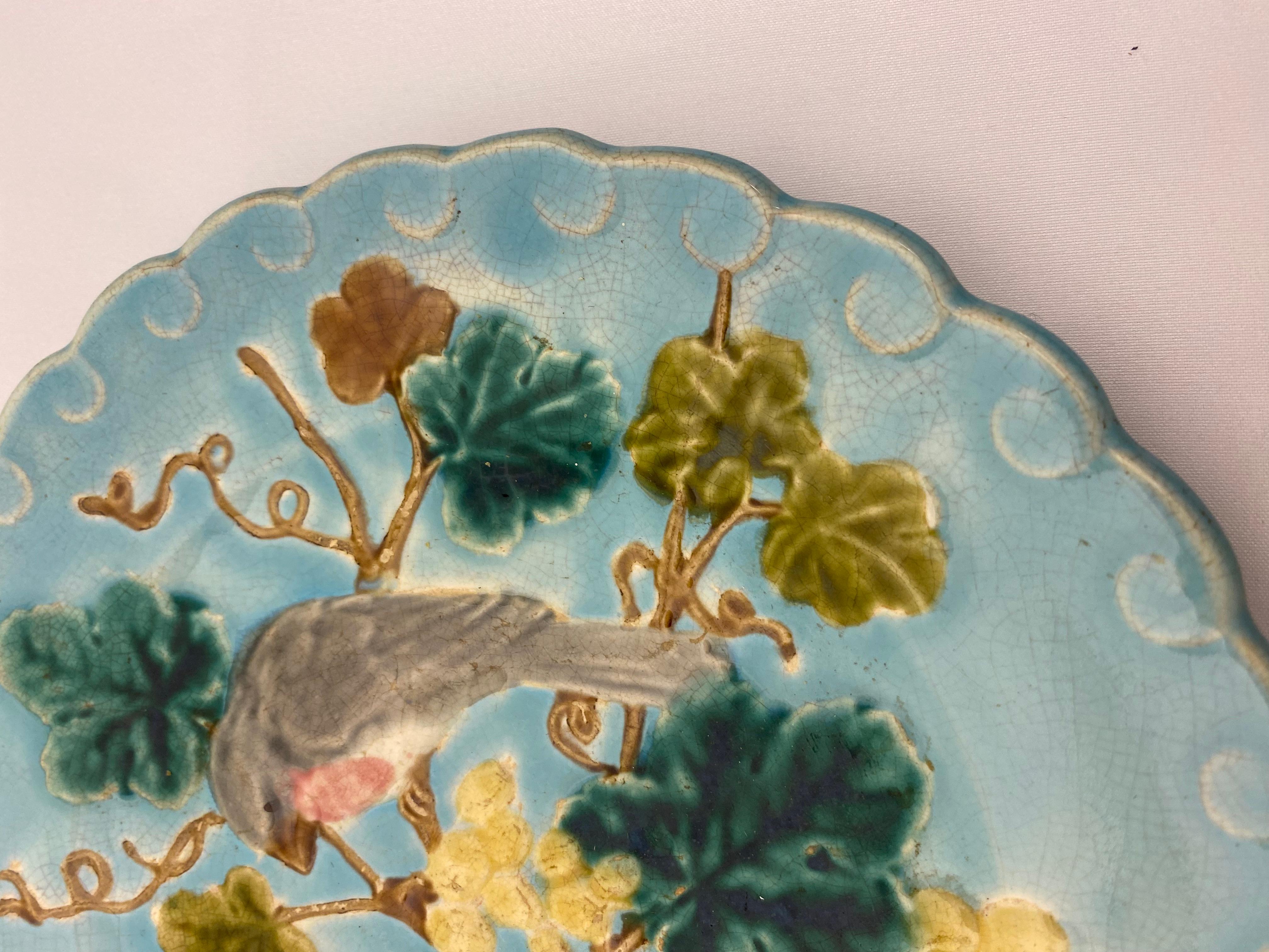 Francese Piatto in maiolica francese del XIX secolo con uccelli e uva, smalto turchese in vendita