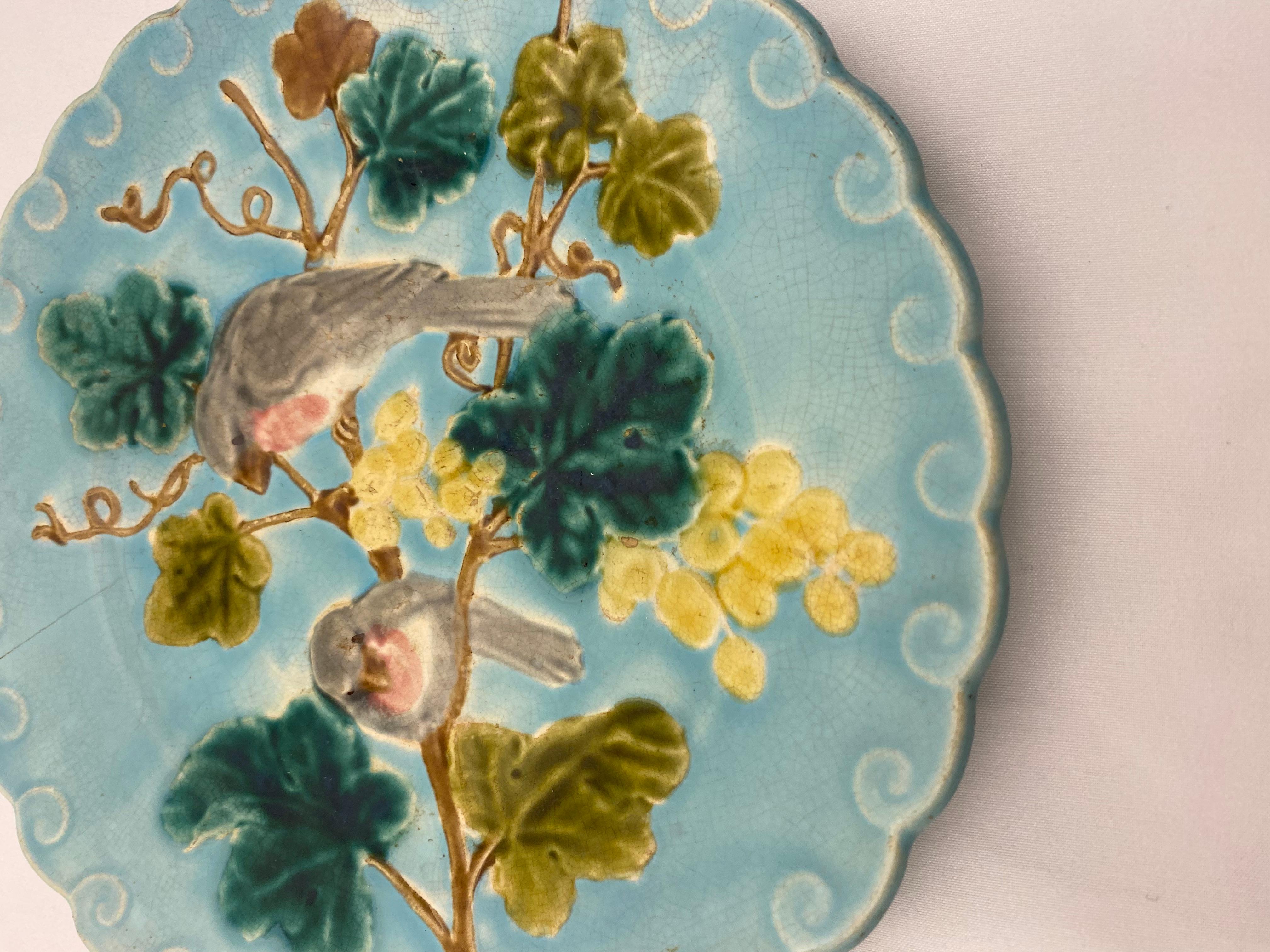 Fatto a mano Piatto in maiolica francese del XIX secolo con uccelli e uva, smalto turchese in vendita