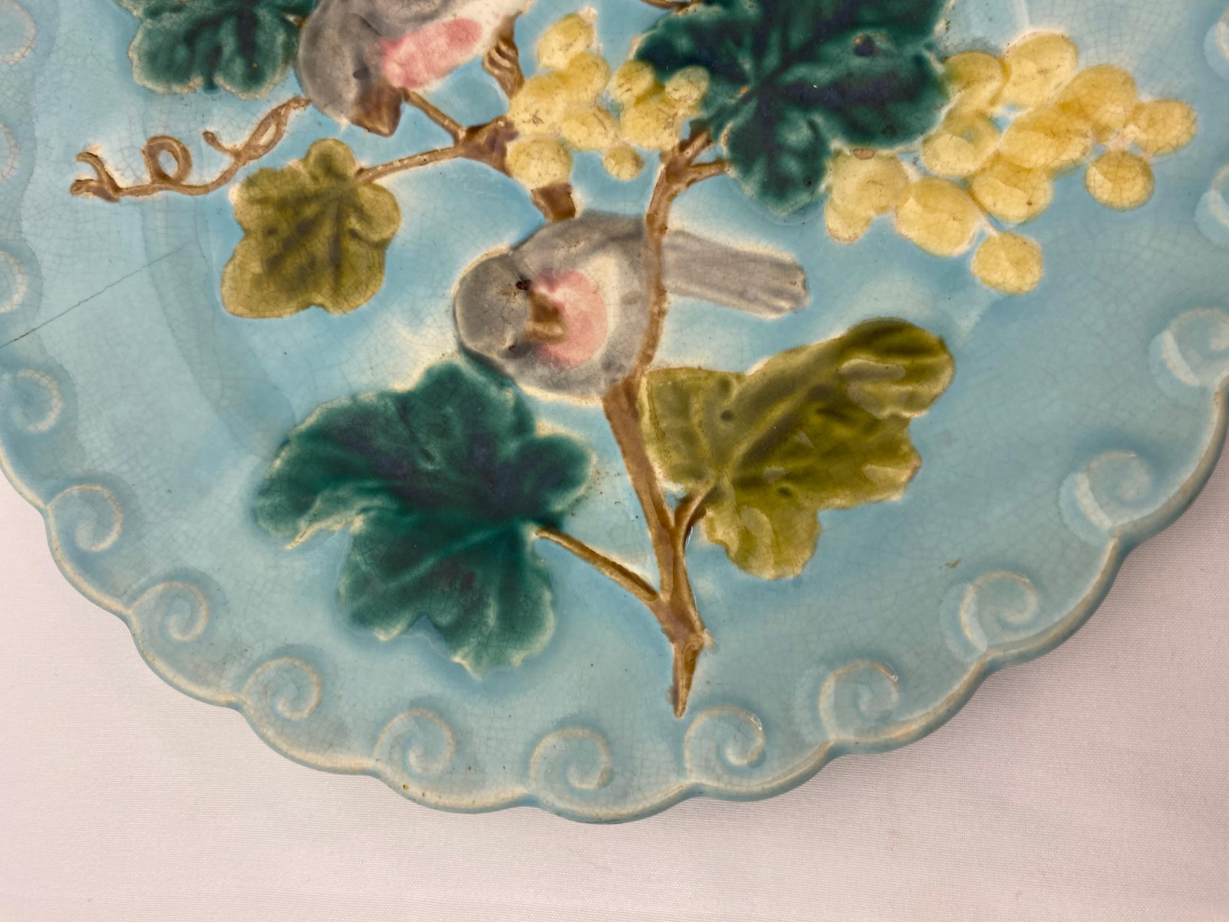 Piatto in maiolica francese del XIX secolo con uccelli e uva, smalto turchese In condizioni buone in vendita a Miami, FL