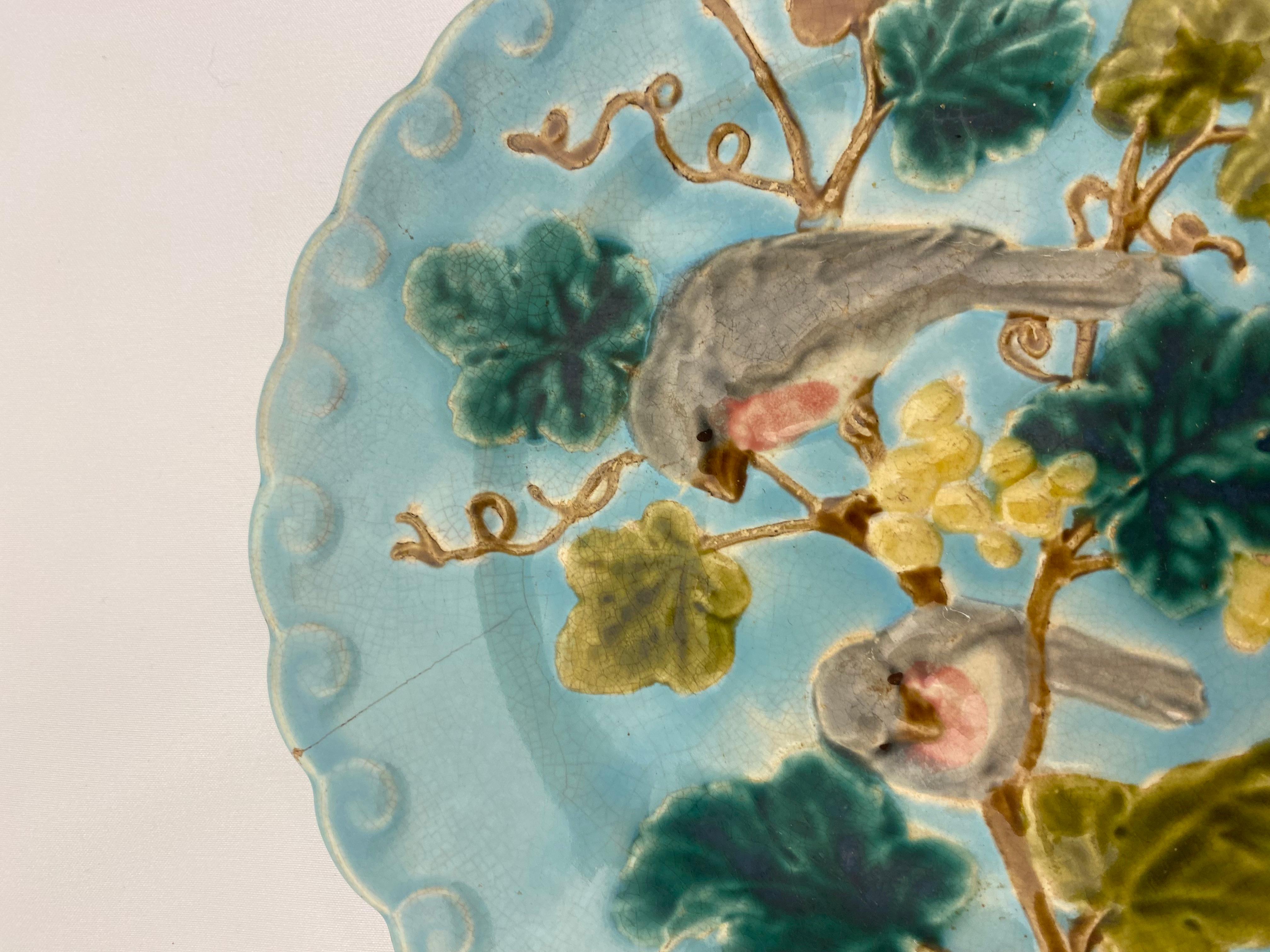 Ceramica Piatto in maiolica francese del XIX secolo con uccelli e uva, smalto turchese in vendita