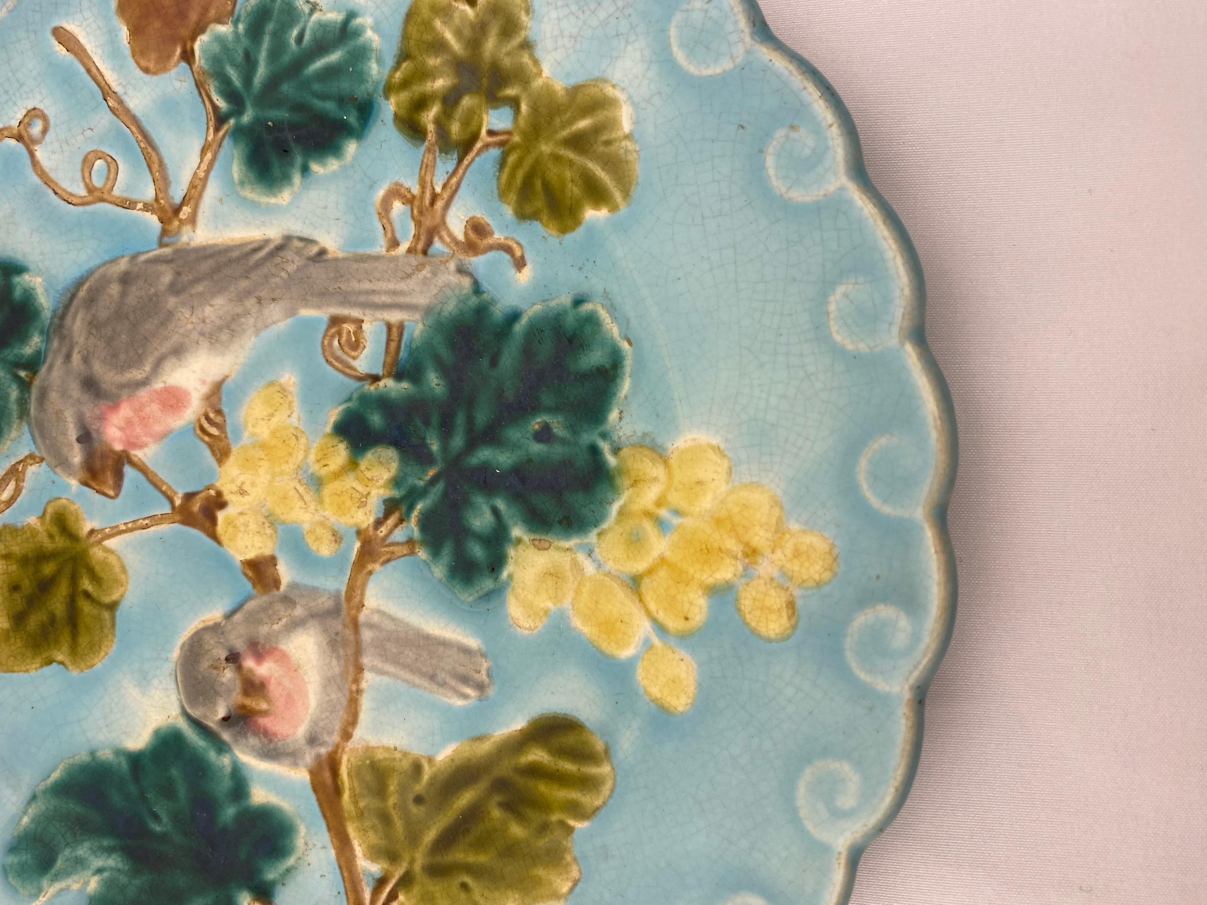 Piatto in maiolica francese del XIX secolo con uccelli e uva, smalto turchese in vendita 1