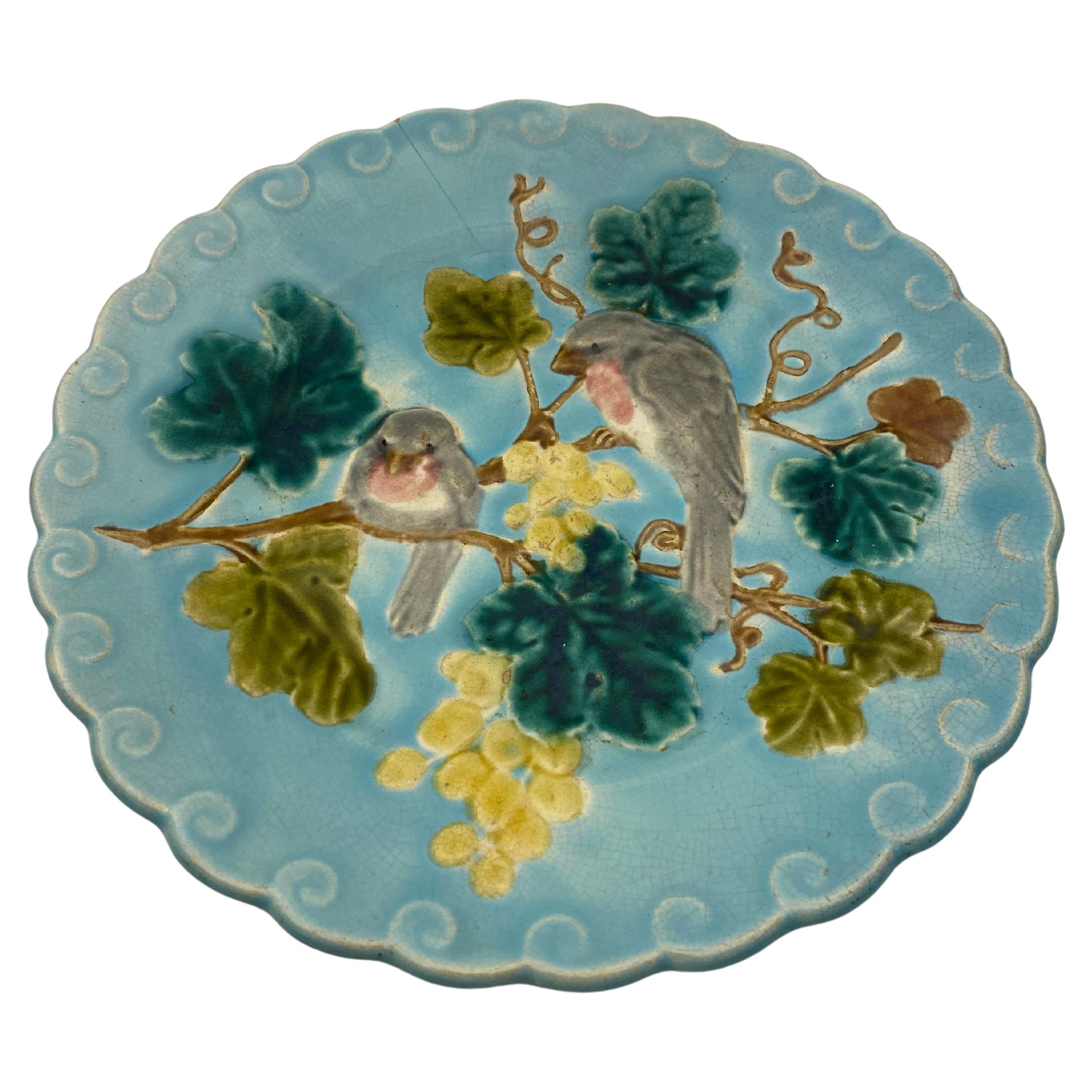 Piatto in maiolica francese del XIX secolo con uccelli e uva, smalto turchese in vendita